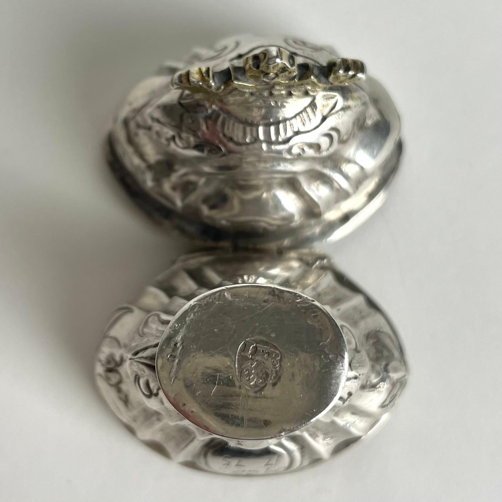 Elegance boîte à parfum en A Silver avec couronne dorée en Rococo datée de 1775 en vente 4