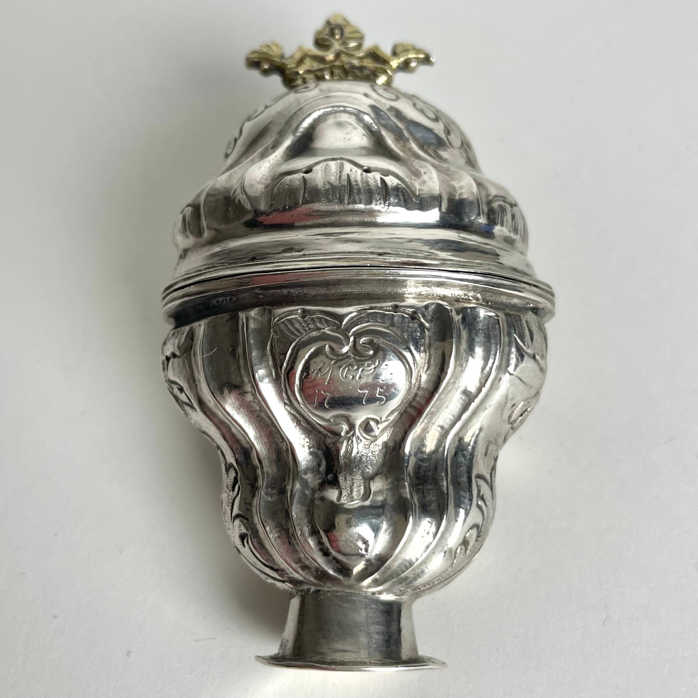 Elegante boîte à parfum en argent avec couronne dorée de style Rococo datée de 1775. Probablement fabriqué au Danemark. Intérieur en argent doré. Design/One d'époque très rococo.

Usure correspondant à l'âge et à l'usage. 