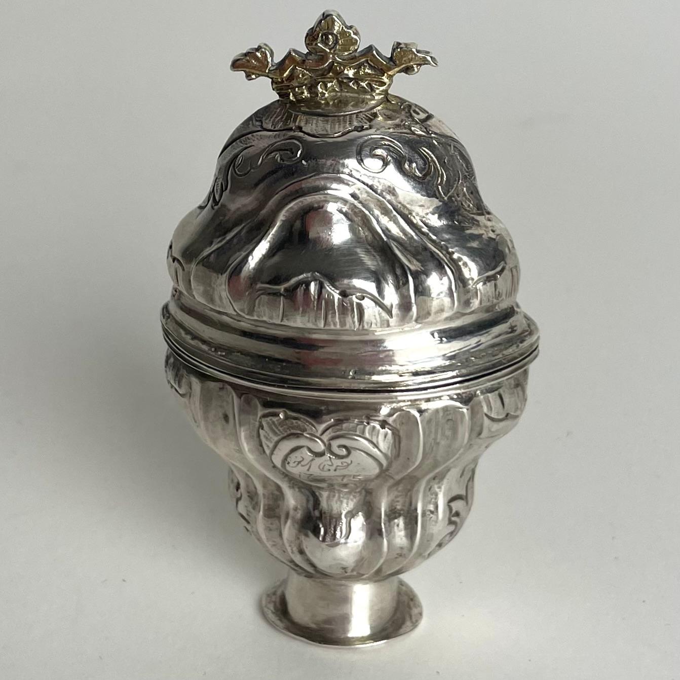 Danois Elegance boîte à parfum en A Silver avec couronne dorée en Rococo datée de 1775 en vente