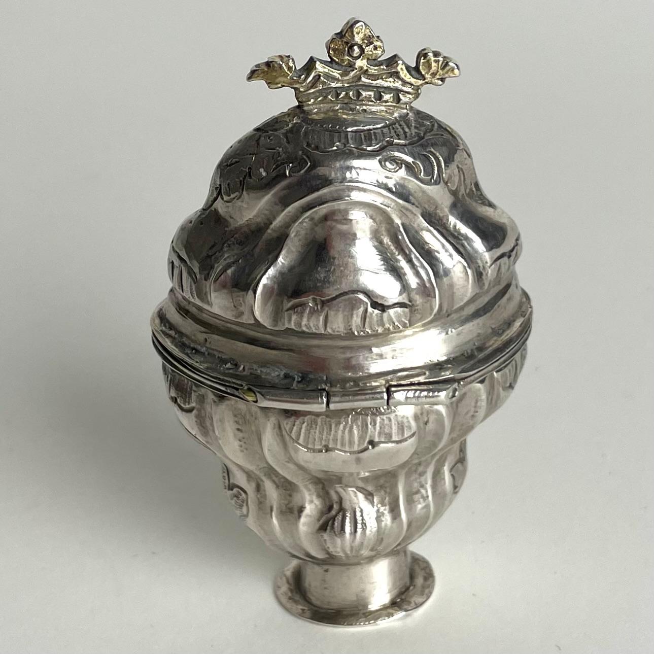 Doré Elegance boîte à parfum en A Silver avec couronne dorée en Rococo datée de 1775 en vente