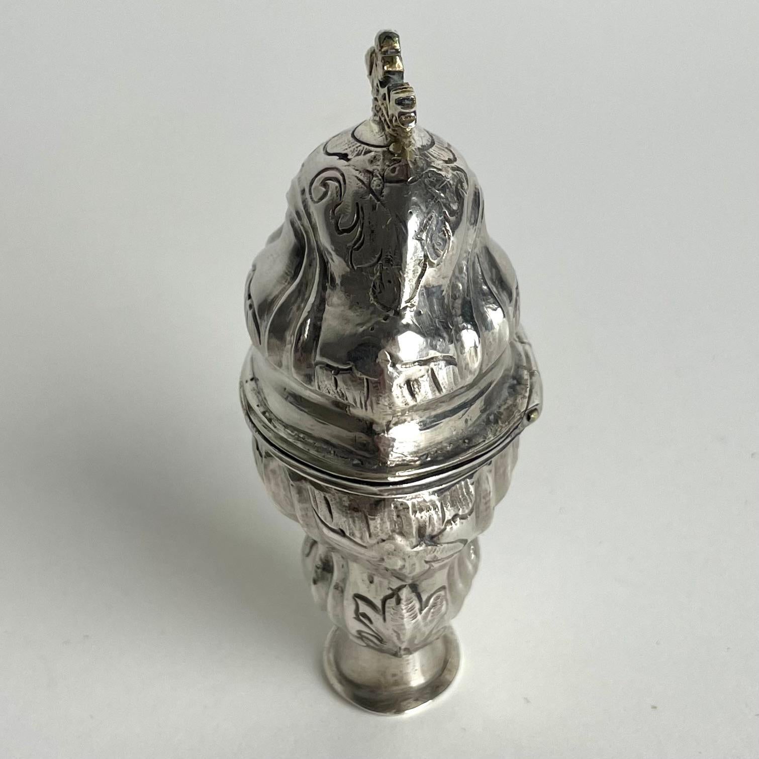Elegance boîte à parfum en A Silver avec couronne dorée en Rococo datée de 1775 Bon état - En vente à Knivsta, SE