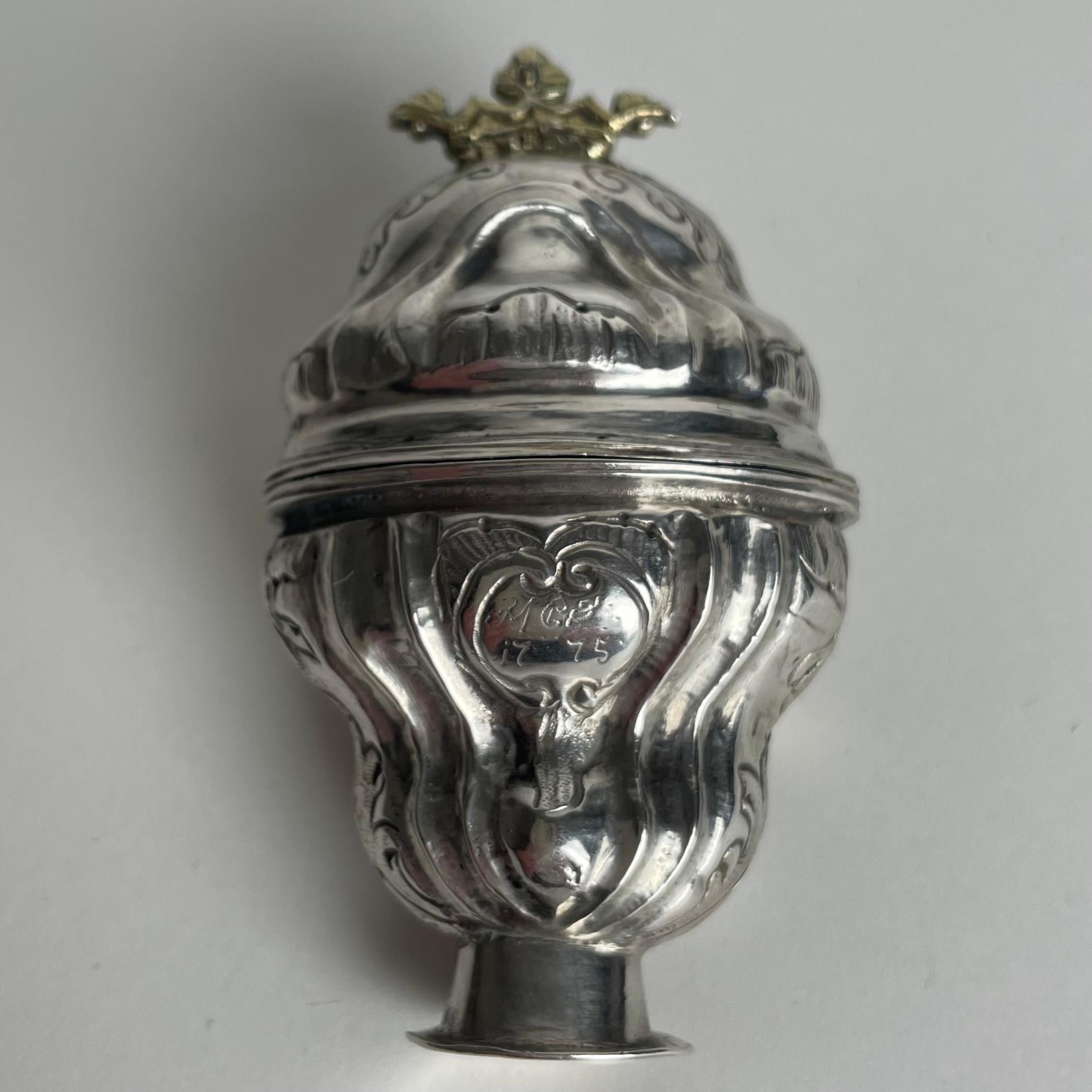 Fin du XVIIIe siècle Elegance boîte à parfum en A Silver avec couronne dorée en Rococo datée de 1775 en vente