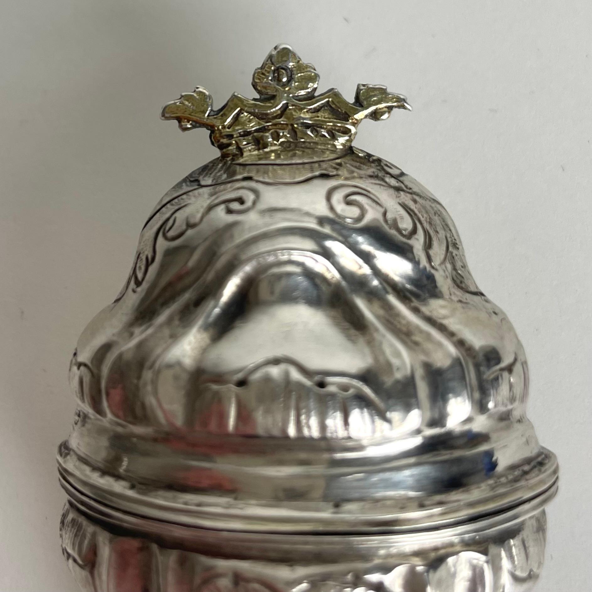 Argent Elegance boîte à parfum en A Silver avec couronne dorée en Rococo datée de 1775 en vente