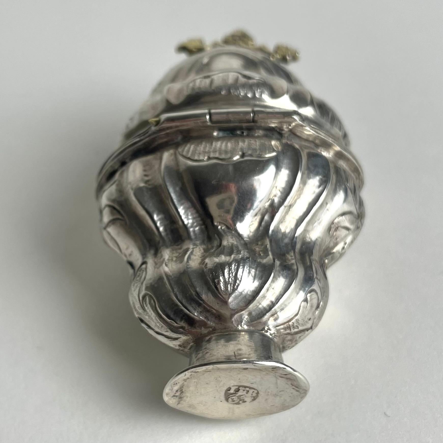 Elegance boîte à parfum en A Silver avec couronne dorée en Rococo datée de 1775 en vente 1