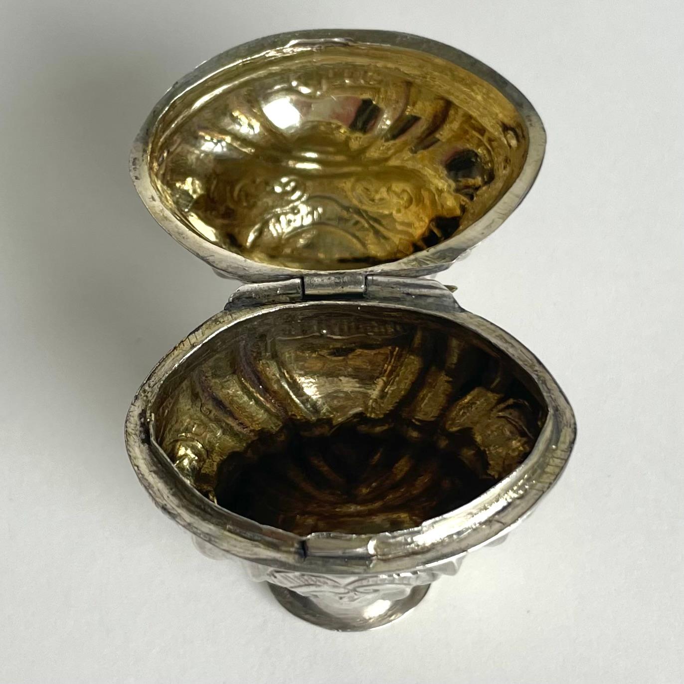 Elegance boîte à parfum en A Silver avec couronne dorée en Rococo datée de 1775 en vente 2