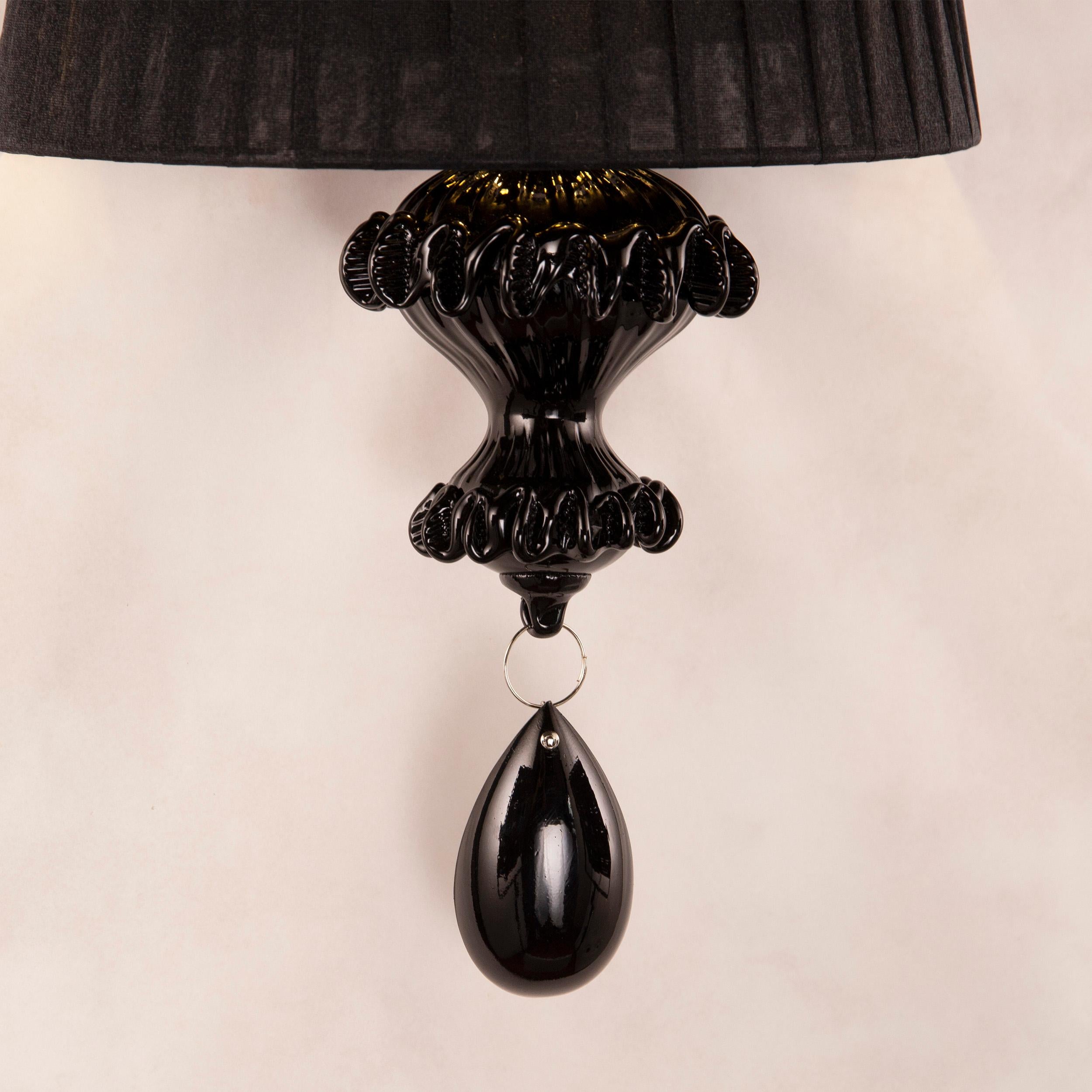 Autre Applique élégante à 1 bras en verre de Murano noir Montecristo par Multiforme en vente
