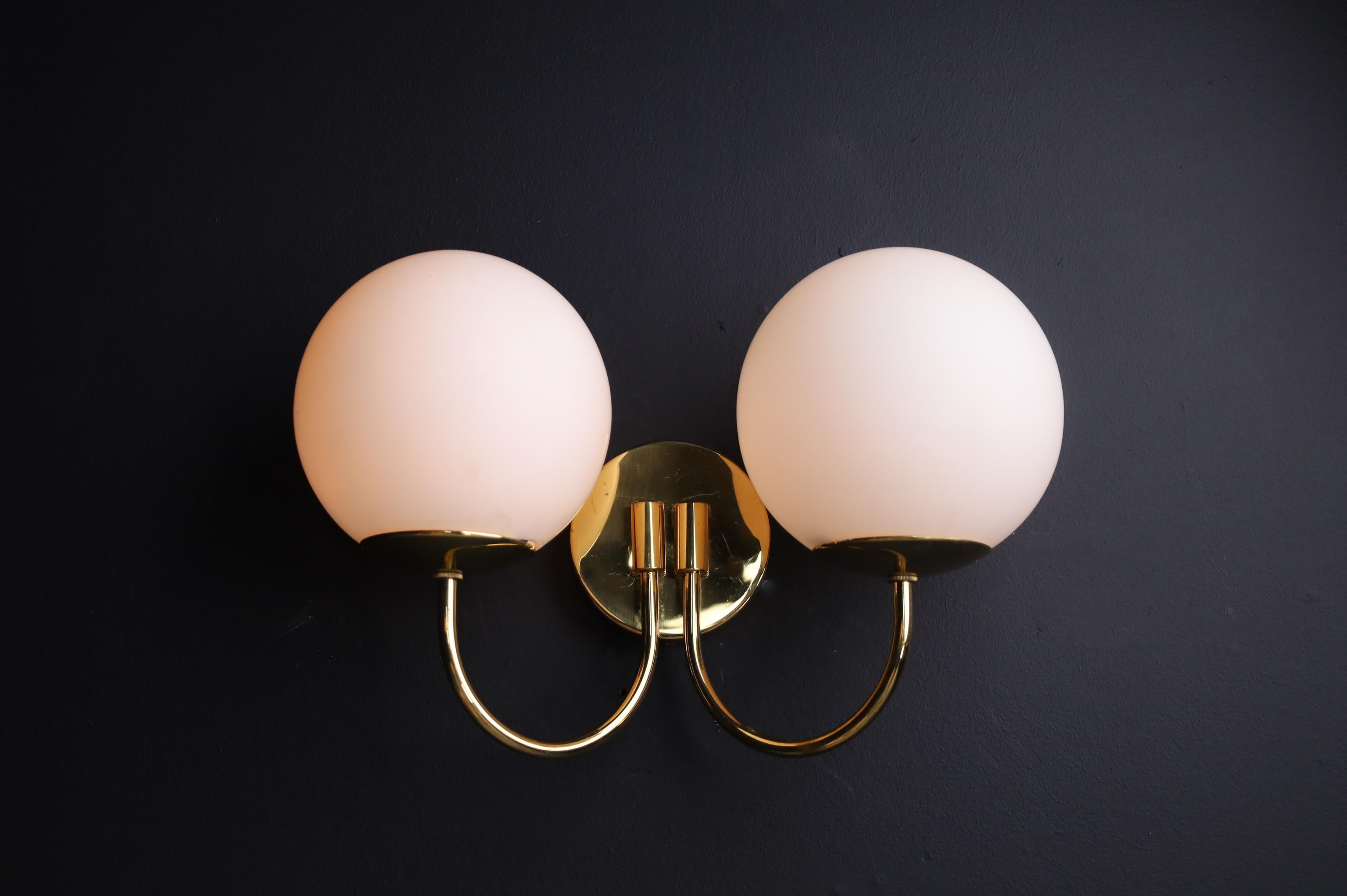 Elegant Sconces with Brass Fixtures and Opaline Glass Globes, Italy, 1960s In Good Condition For Sale In Almelo, NL