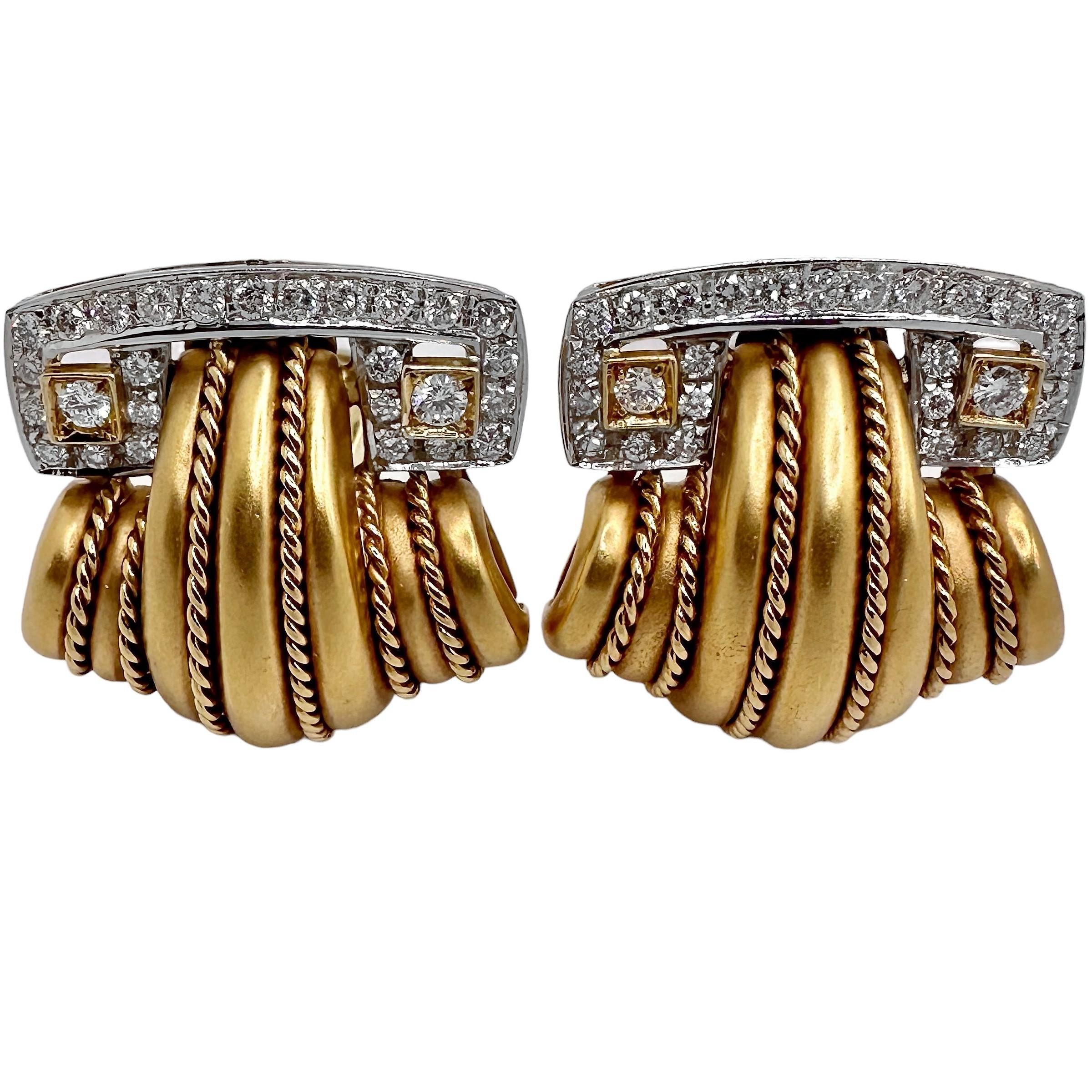 Elegante Schnörkelohrringe aus 18 Karat Gold mit handgedrehten Drahtseildetails (Revival) im Angebot