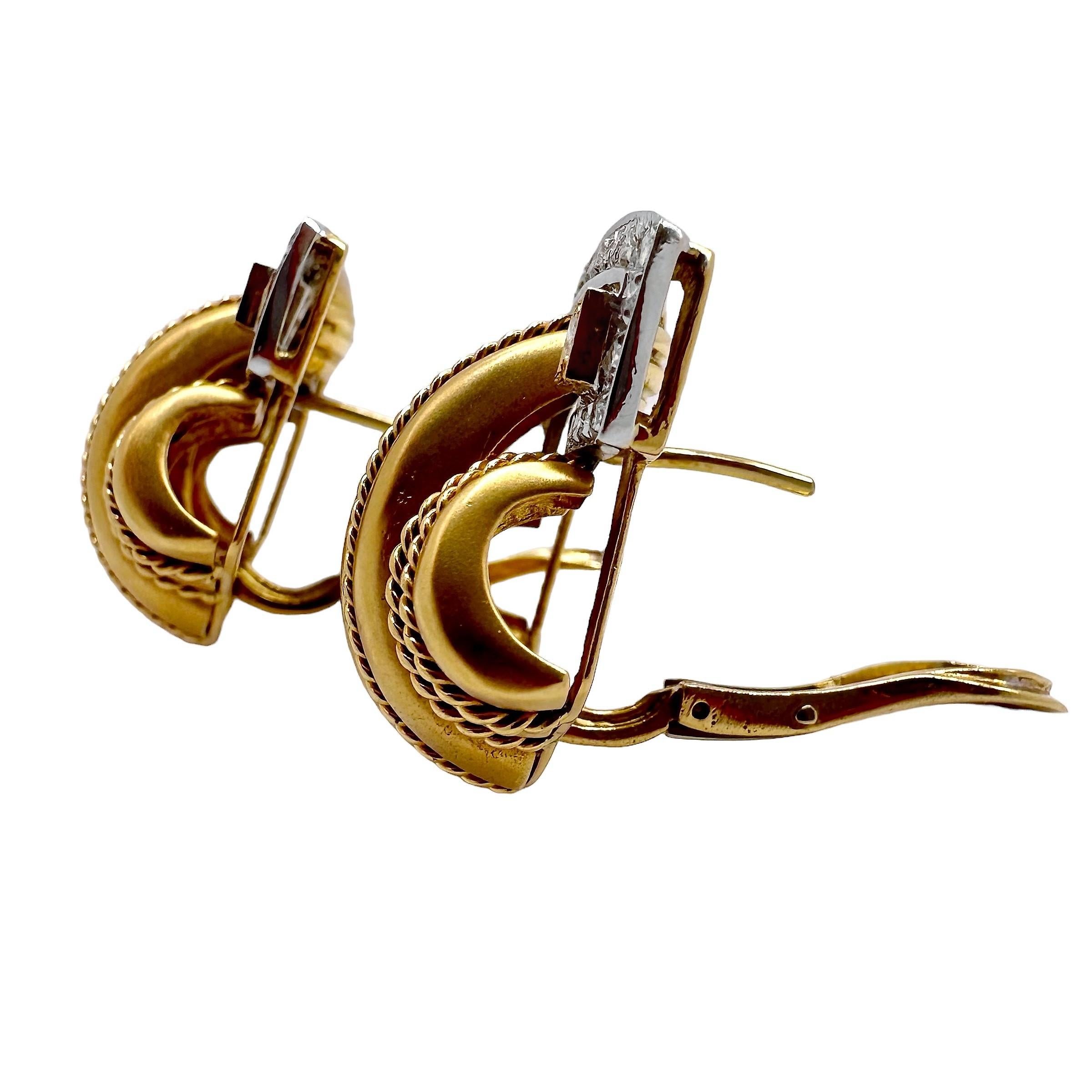 Elegante Schnörkelohrringe aus 18 Karat Gold mit handgedrehten Drahtseildetails Damen im Angebot