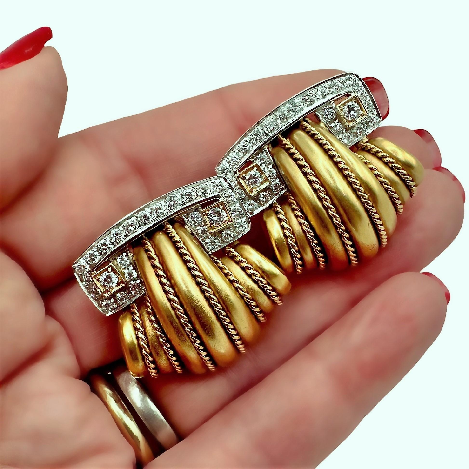 Elegante Schnörkelohrringe aus 18 Karat Gold mit handgedrehten Drahtseildetails im Angebot 2