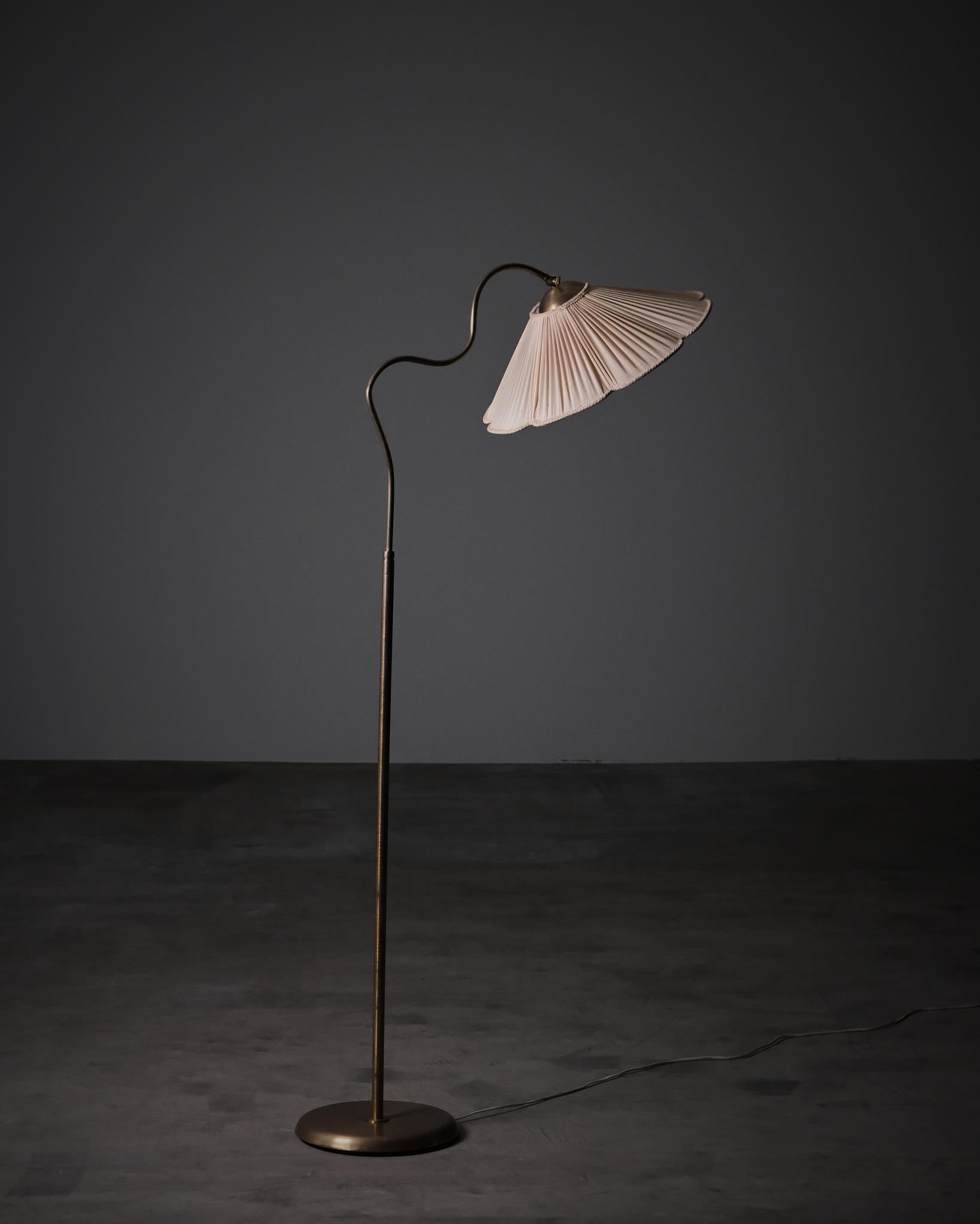 Scandinavo moderno Elegante lampada da terra scultorea di designer sconosciuto, Svezia, circa anni '50 in vendita