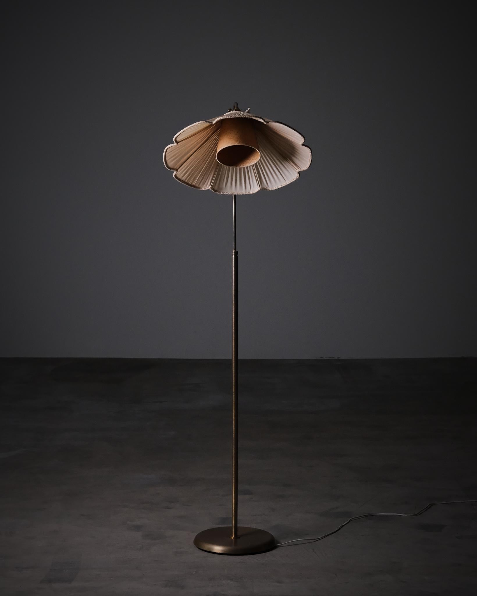Svedese Elegante lampada da terra scultorea di designer sconosciuto, Svezia, circa anni '50 in vendita