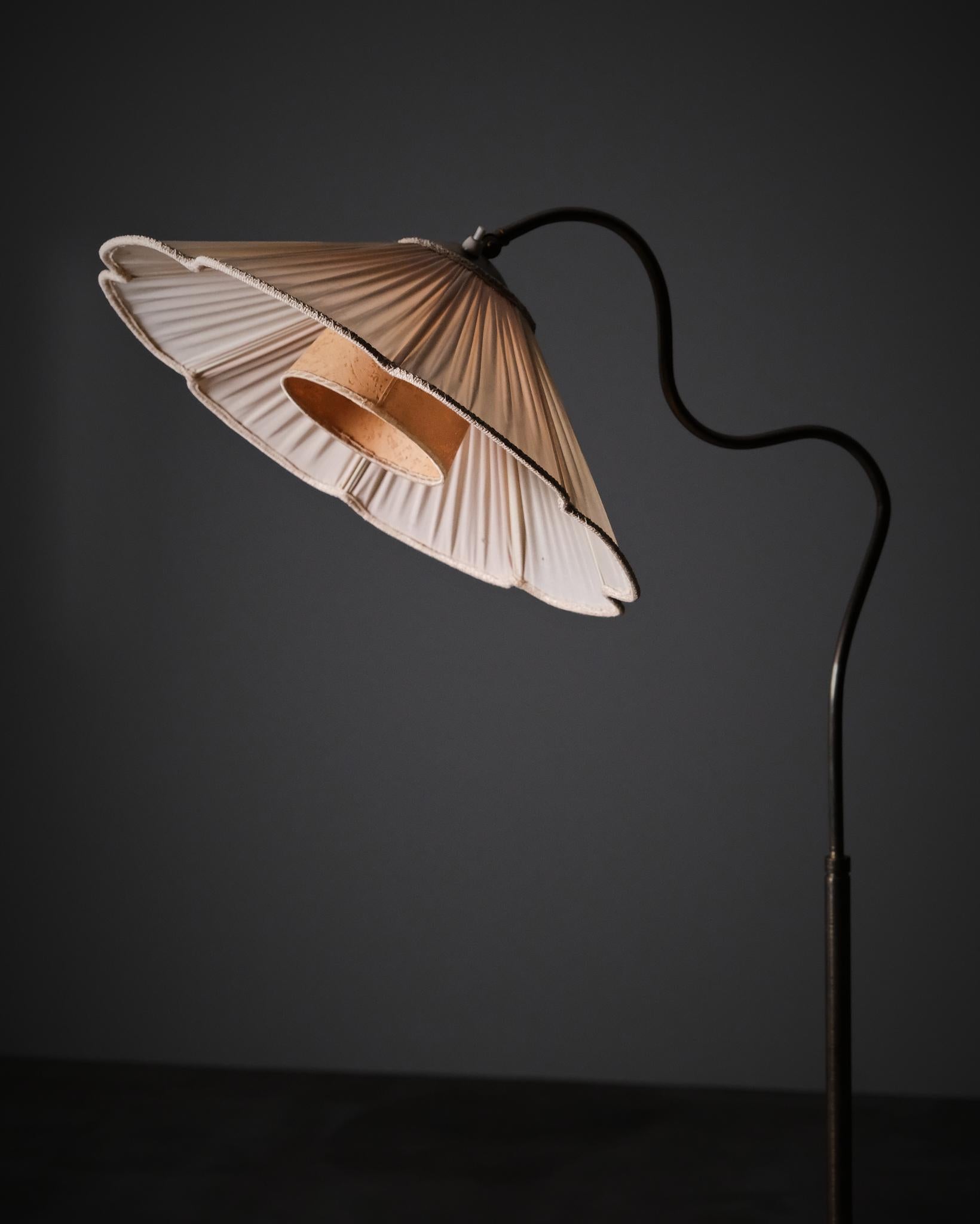 Elegante lampada da terra scultorea di designer sconosciuto, Svezia, circa anni '50 In condizioni buone in vendita a Eskilstuna, SE