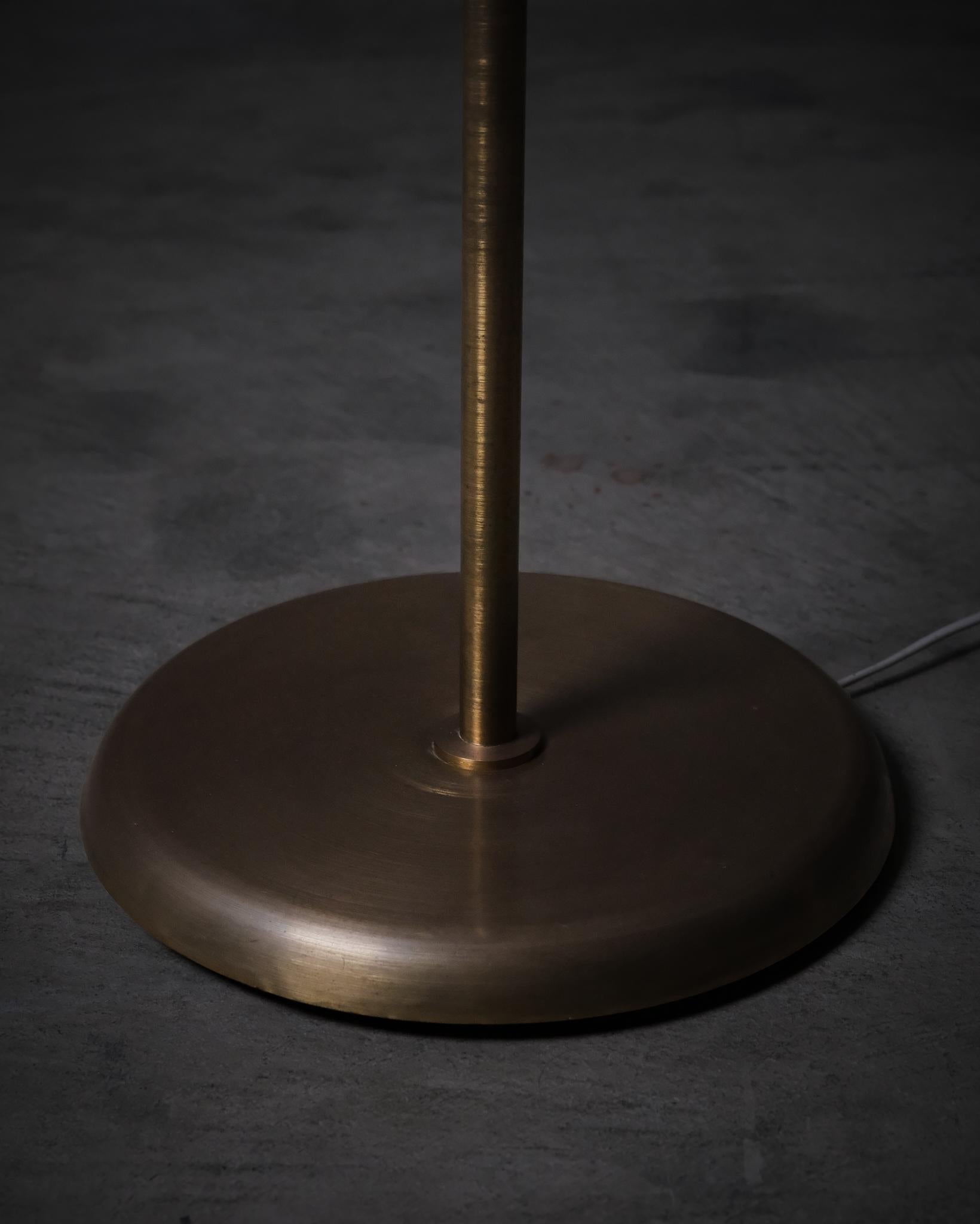 XX secolo Elegante lampada da terra scultorea di designer sconosciuto, Svezia, circa anni '50 in vendita