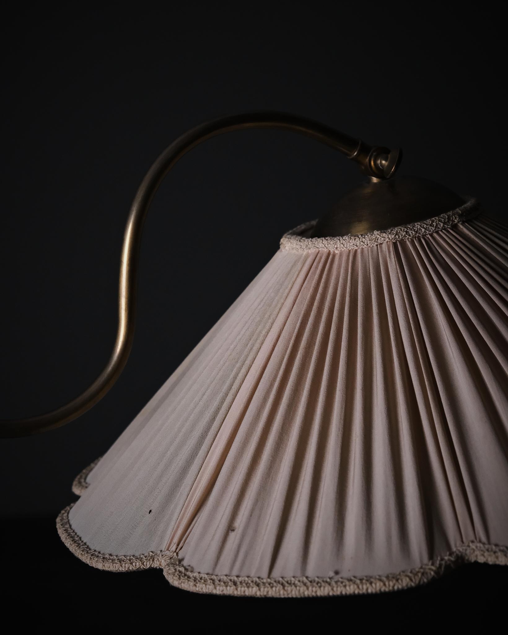 Ottone Elegante lampada da terra scultorea di designer sconosciuto, Svezia, circa anni '50 in vendita