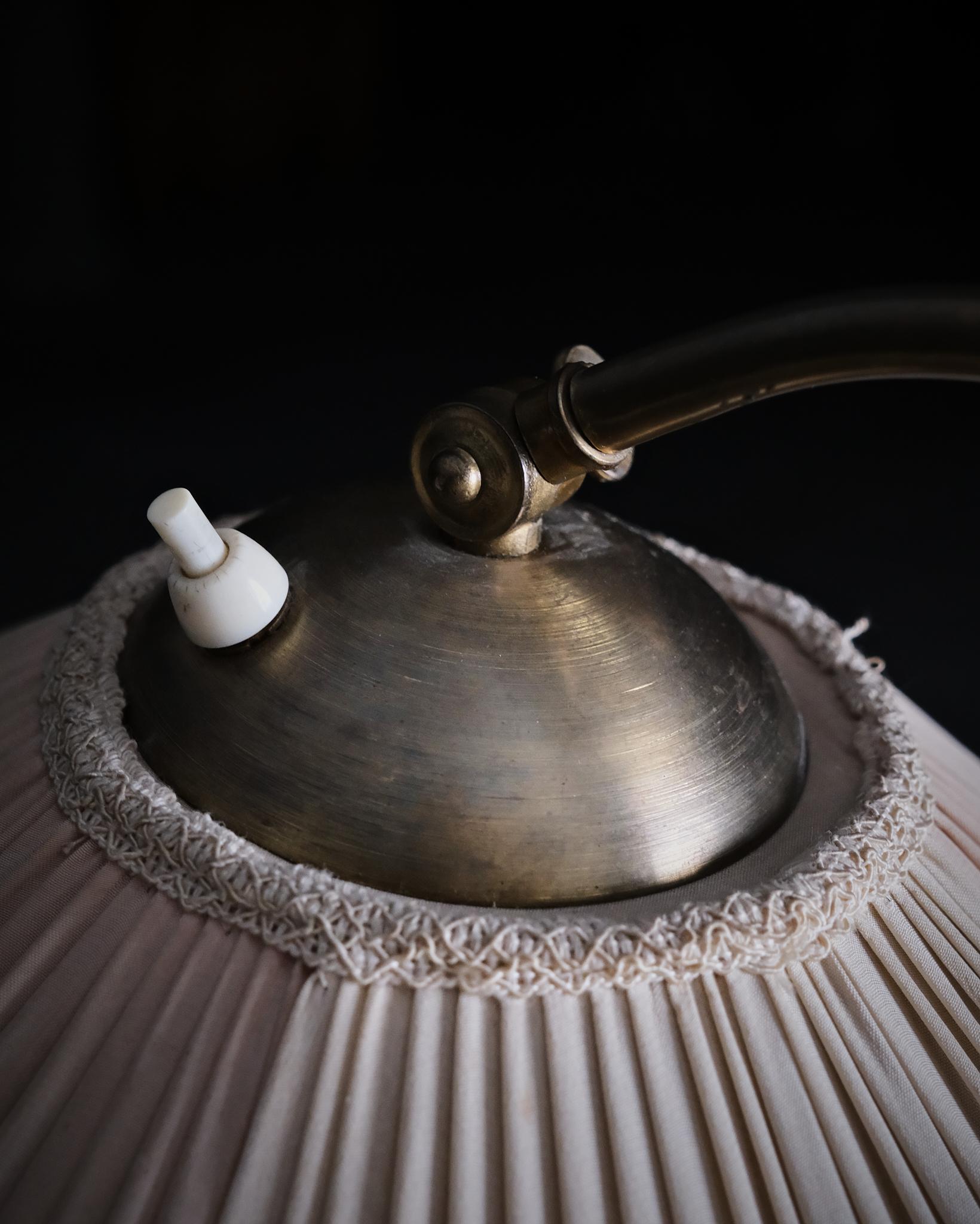 Elegante lampada da terra scultorea di designer sconosciuto, Svezia, circa anni '50 in vendita 1