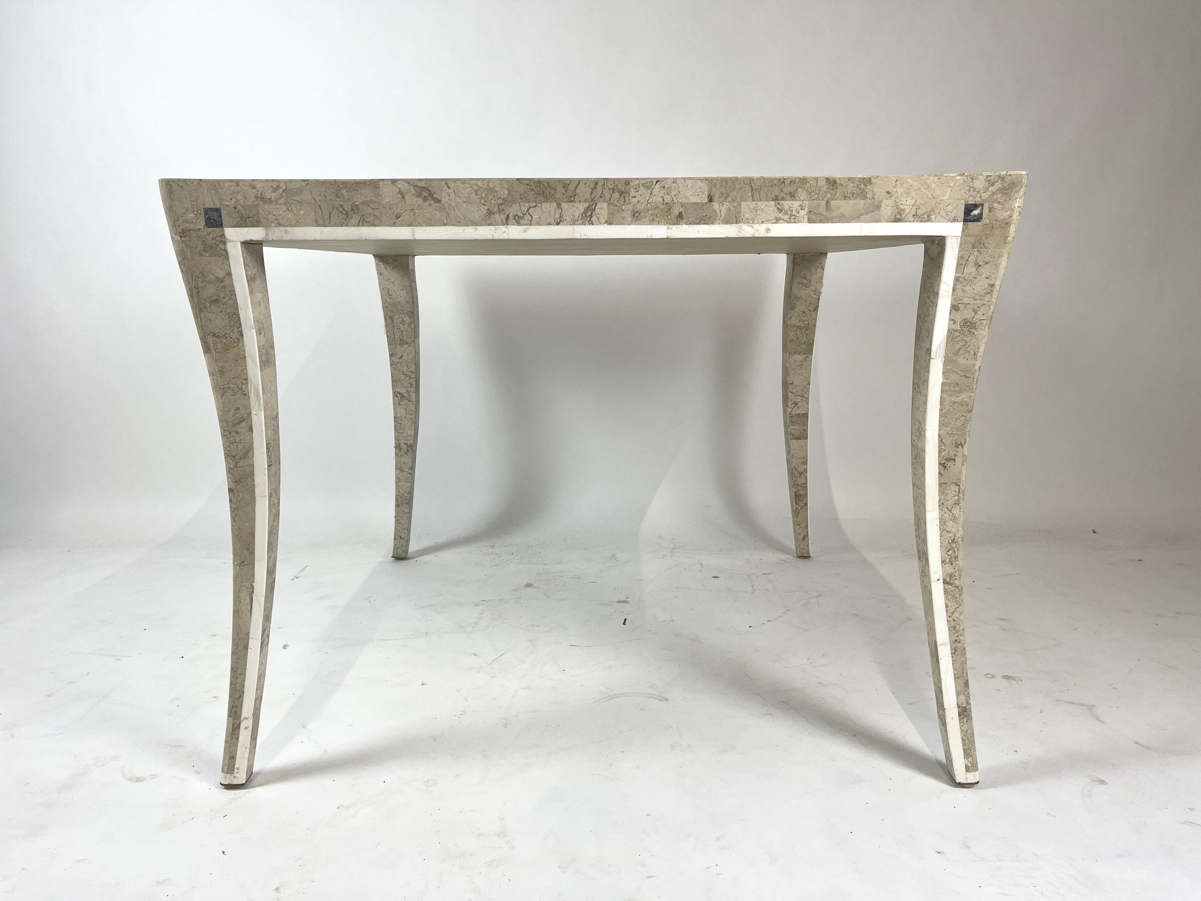 Table de jeu élégante et sculpturale en pierre tessellée Détails en laiton de Maitland Smith  en vente 3