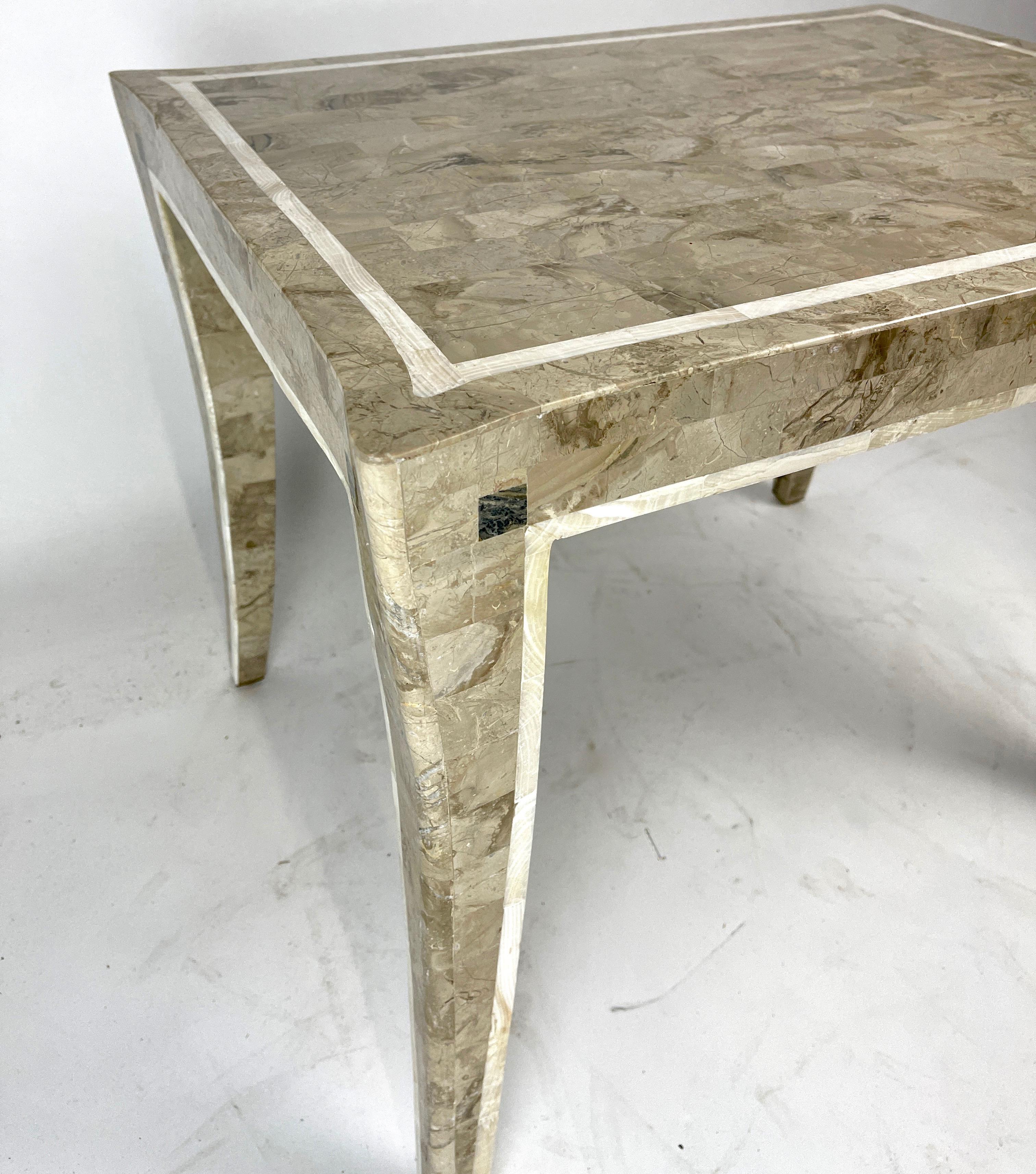 20ième siècle Table de jeu élégante et sculpturale en pierre tessellée Détails en laiton de Maitland Smith  en vente