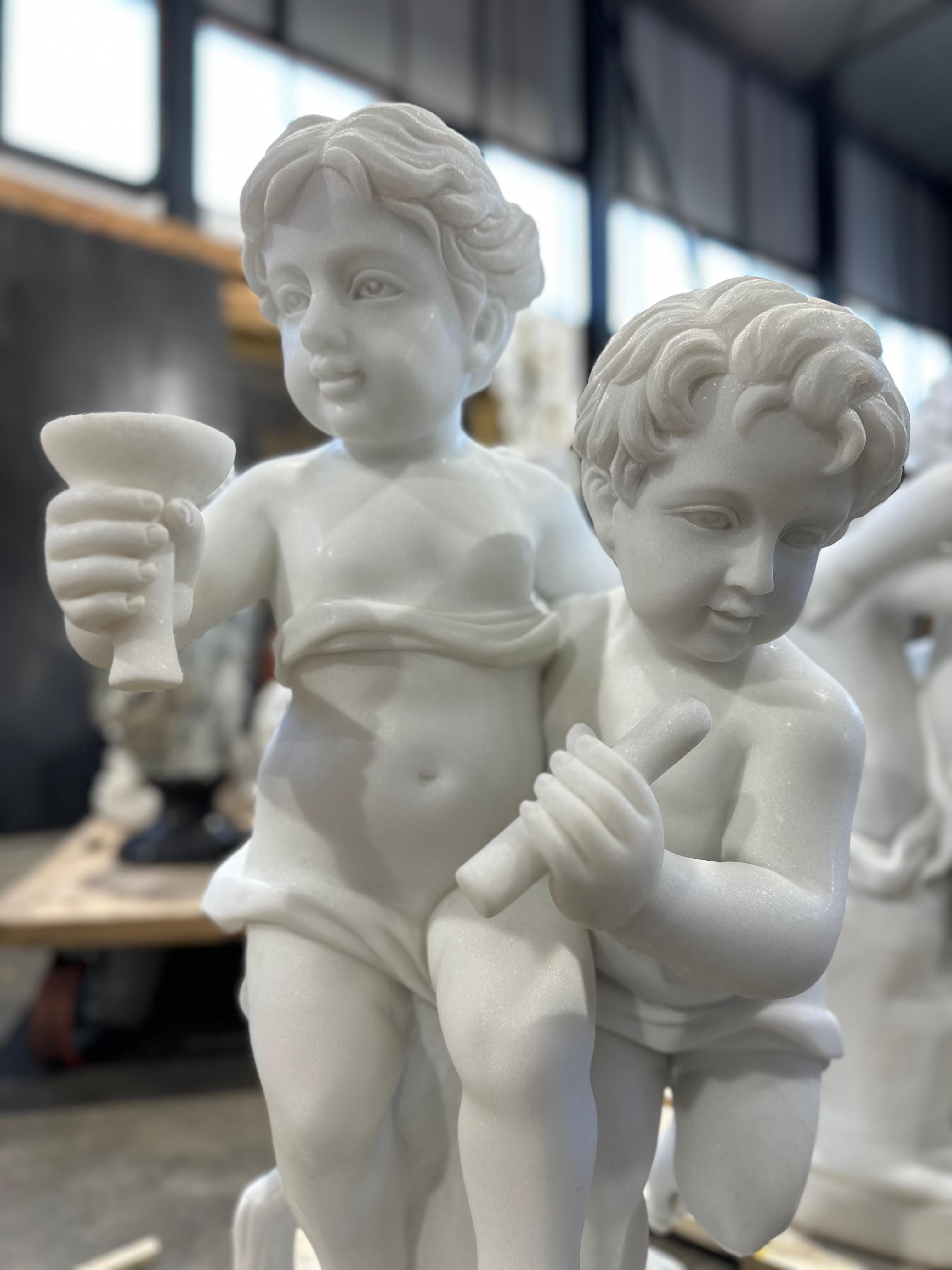 Neoclassical Elegant Sculpture Of Two Putti In White Marble For Sale