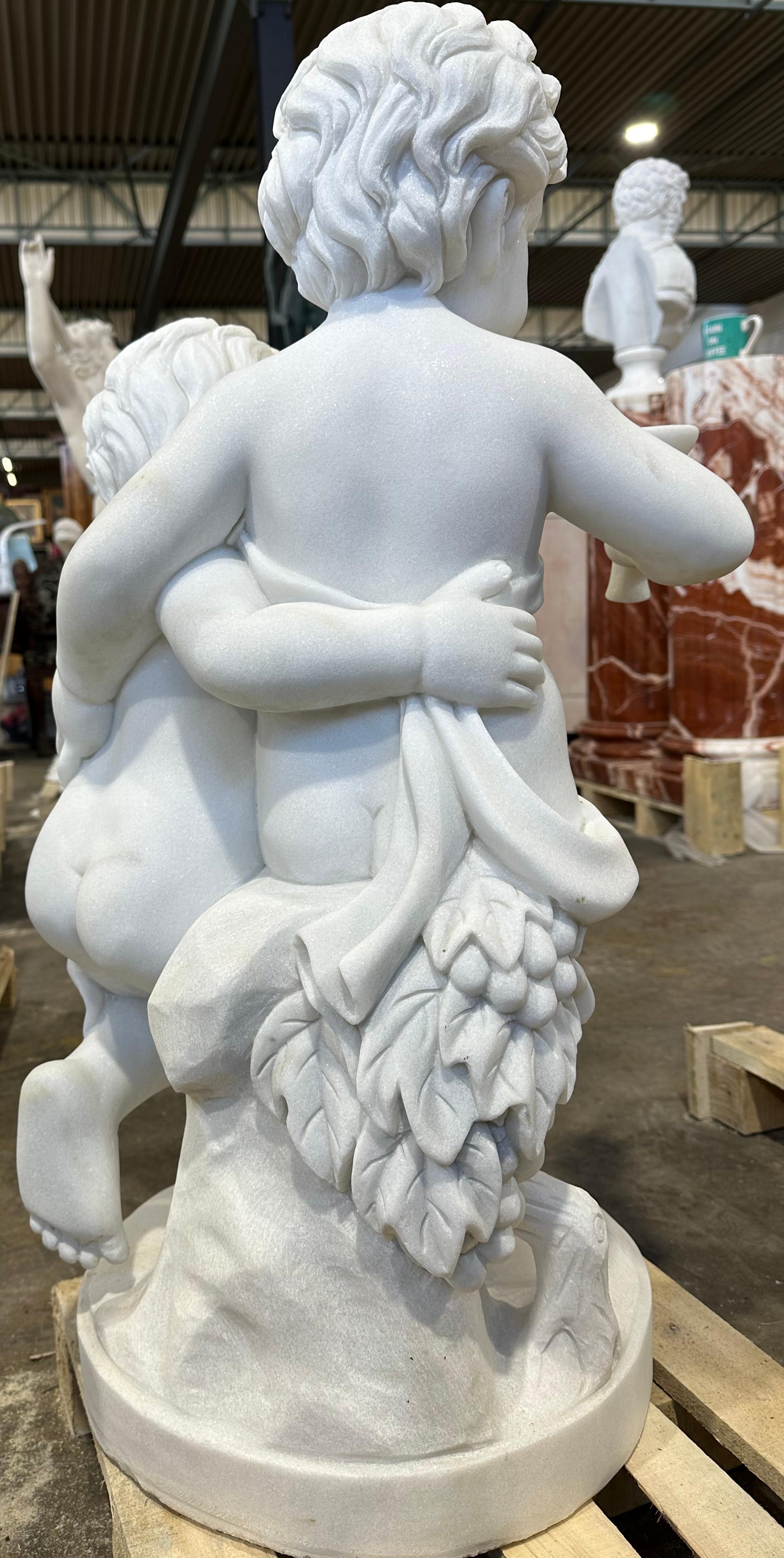 Europeo Scultura Eleg di due putti in marmo bianco in vendita