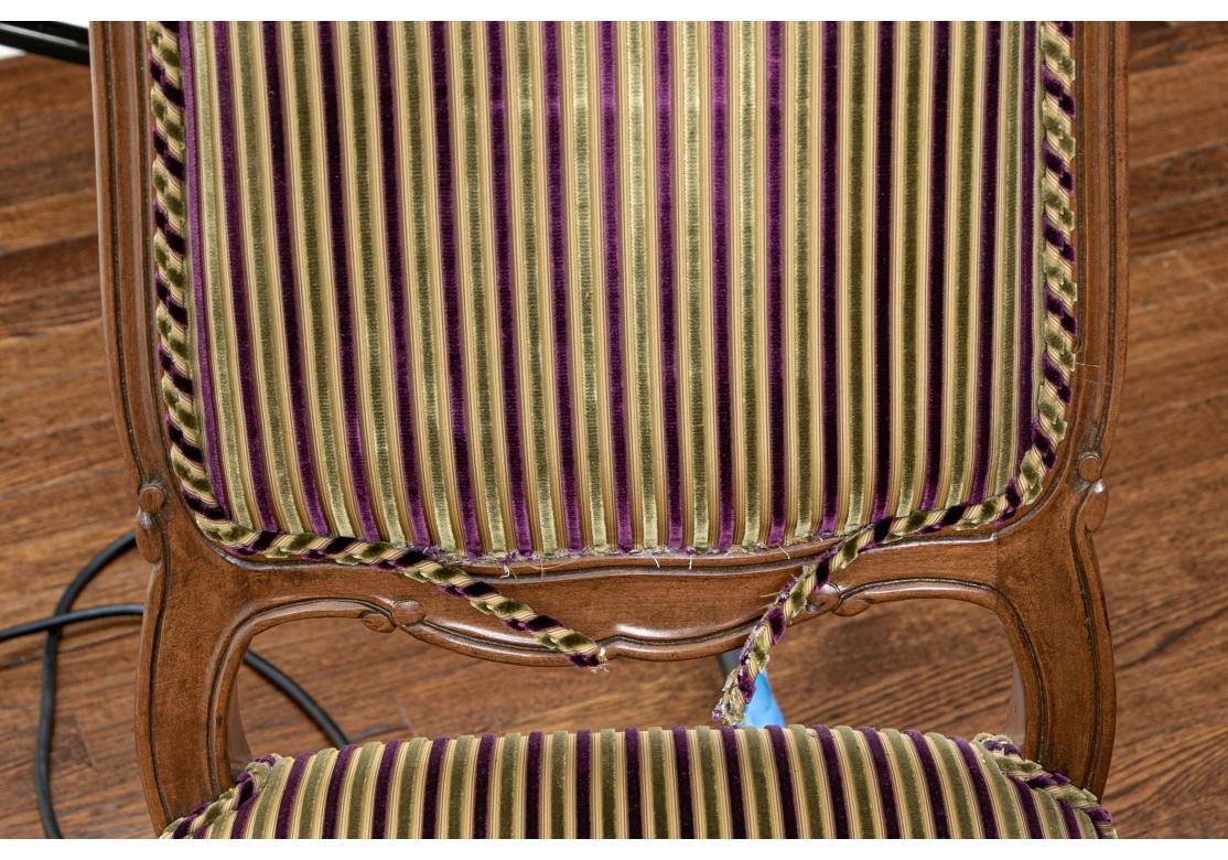 Élégant ensemble de 12 chaises de salle à manger françaises tapissées de style Louis XV en vente 9