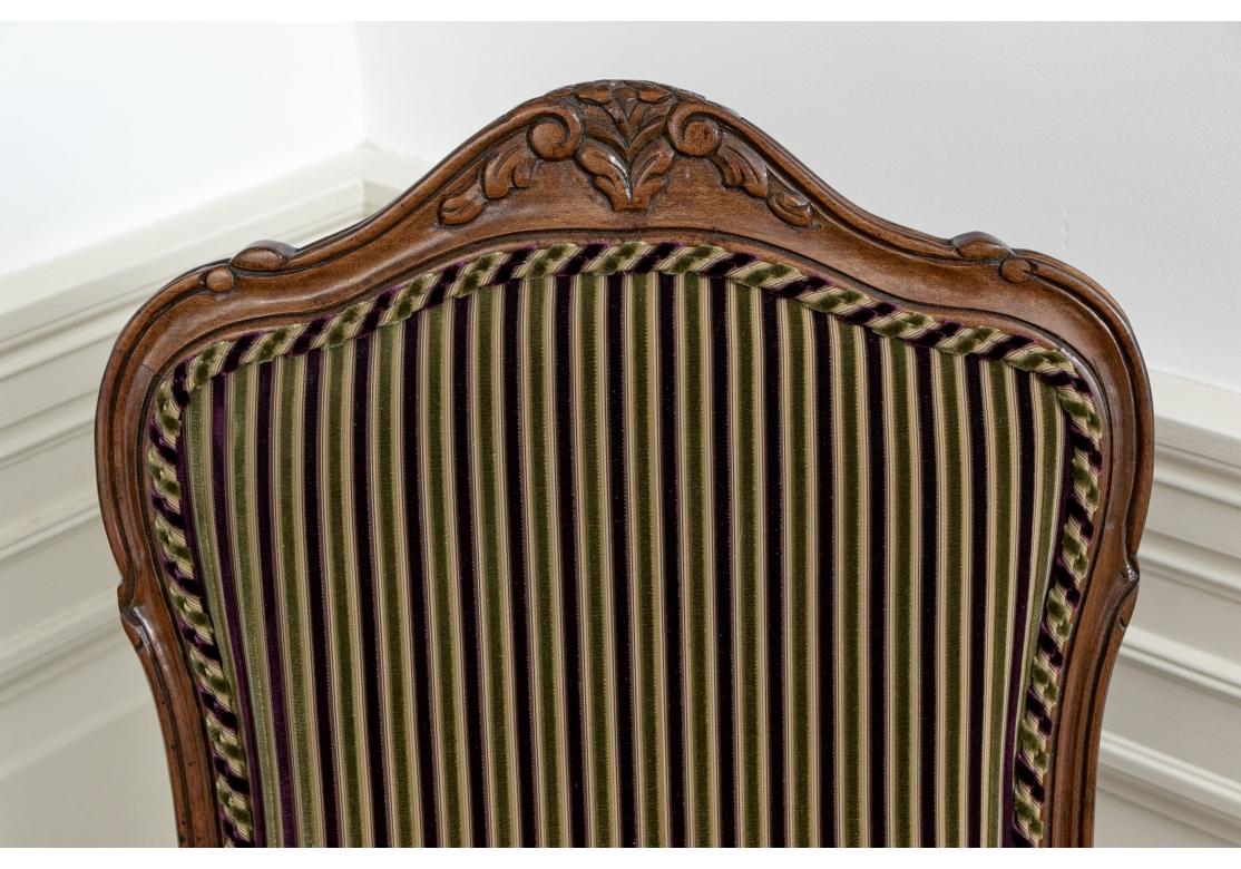 20ième siècle Élégant ensemble de 12 chaises de salle à manger françaises tapissées de style Louis XV en vente