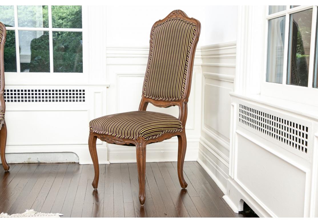 Eleganter Satz von 12 französischen gepolsterten Esszimmerstühlen im Louis-XV-Stil (20. Jahrhundert) im Angebot