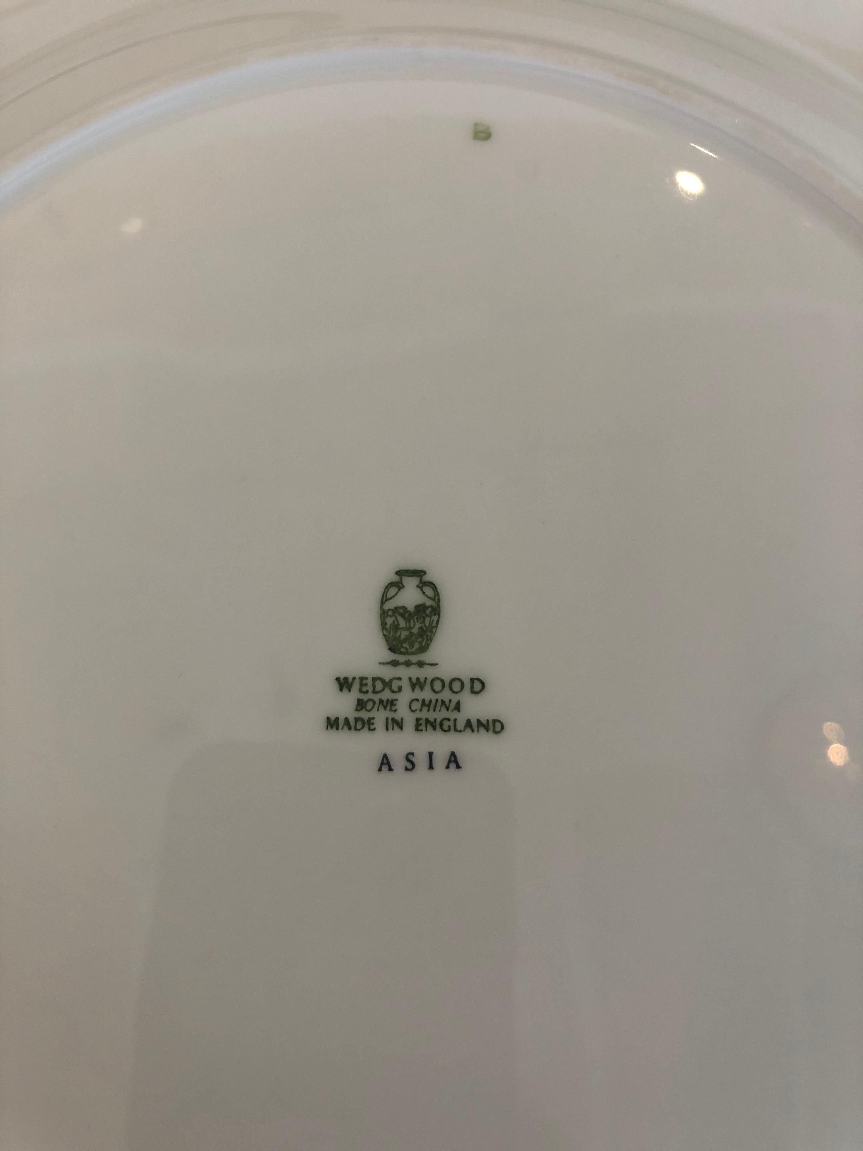 English Elegant Set of 12 Wedgewood Greek Key Motife Service Dinner Plates For Sale