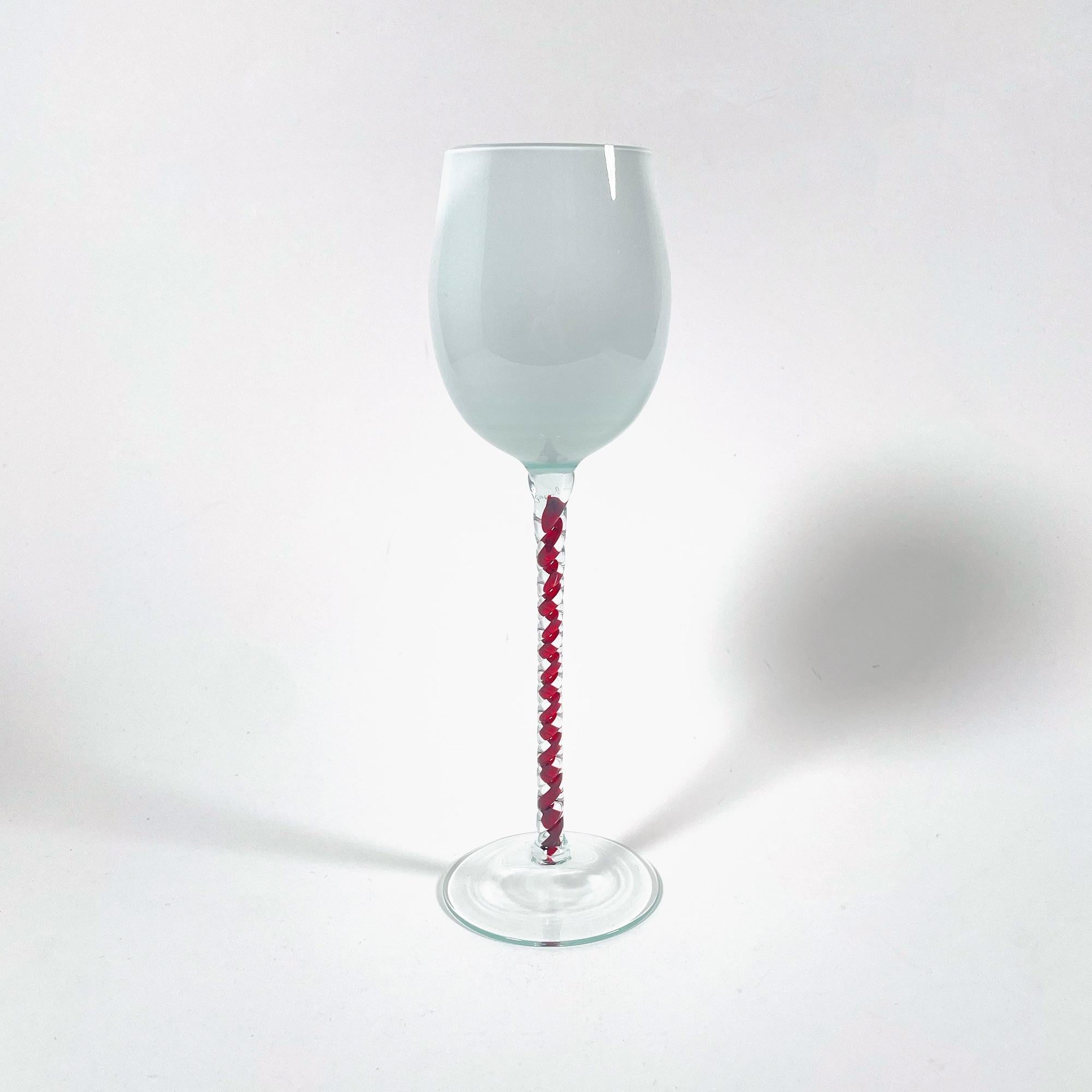 Elegantes 2er-Set Murano-Glas Stielgläser - Weiß mit roten und schwarzen Böden im Zustand „Gut“ im Angebot in PARIS, FR