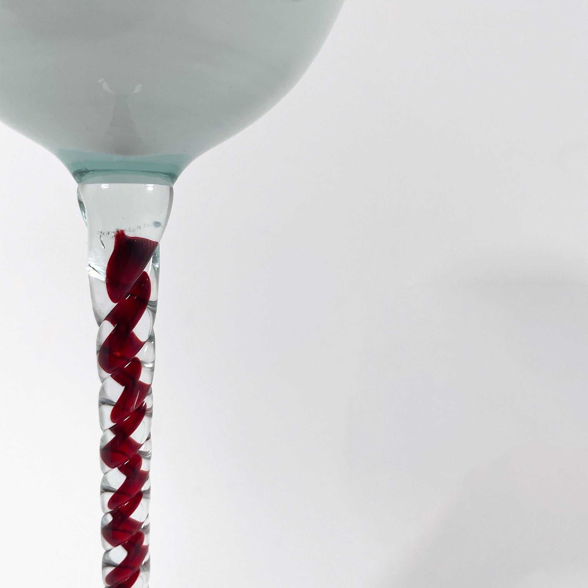 Elegantes 2er-Set Murano-Glas Stielgläser - Weiß mit roten und schwarzen Böden (20. Jahrhundert) im Angebot