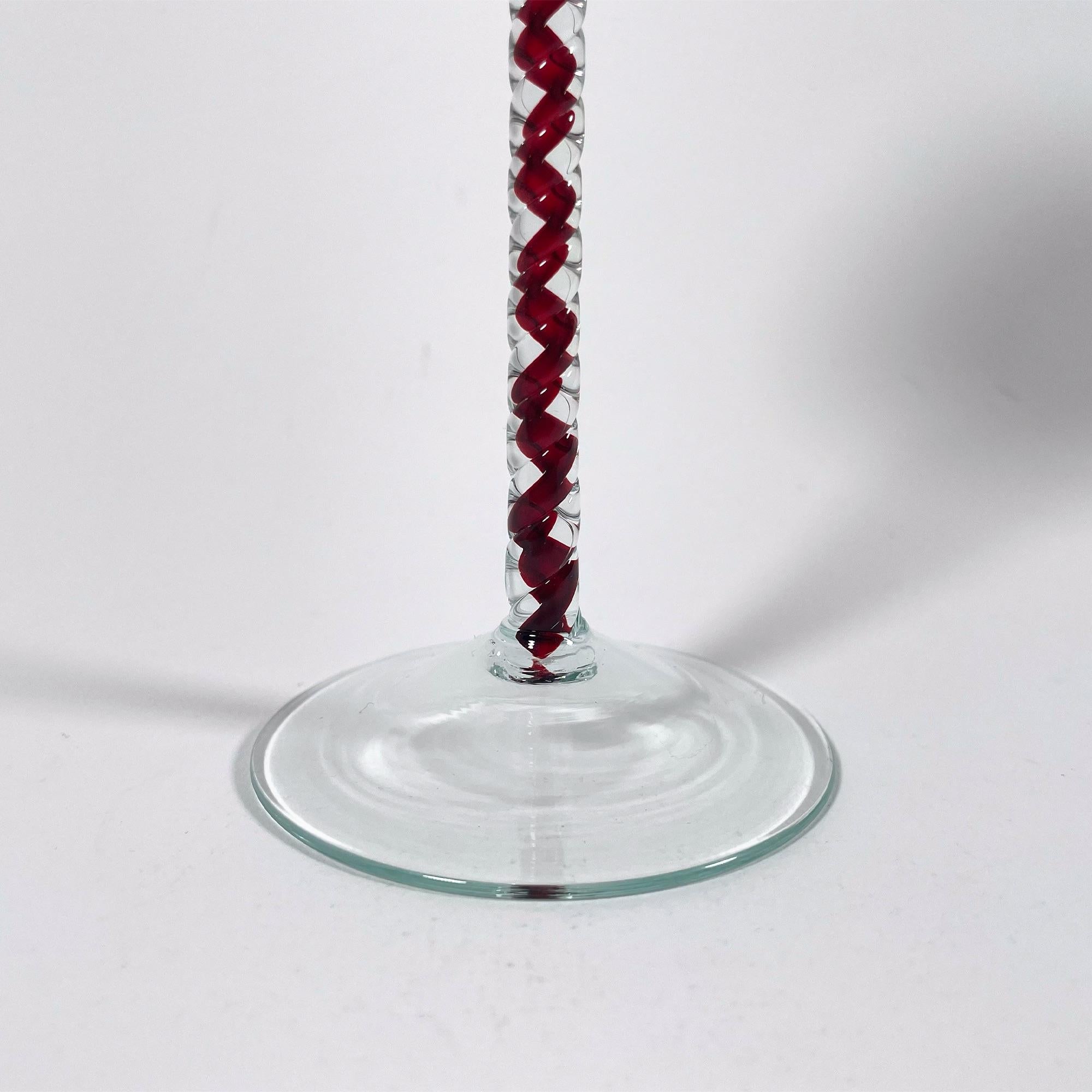 Elegantes 2er-Set Murano-Glas Stielgläser - Weiß mit roten und schwarzen Böden (Muranoglas) im Angebot