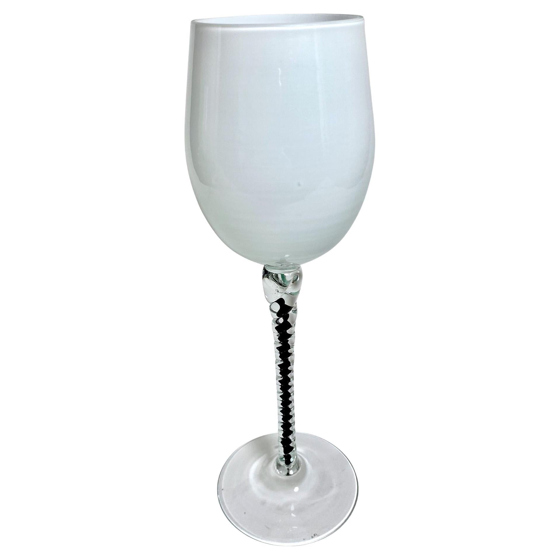 Elegantes 2er-Set Murano-Glas Stielgläser - Weiß mit roten und schwarzen Böden im Angebot