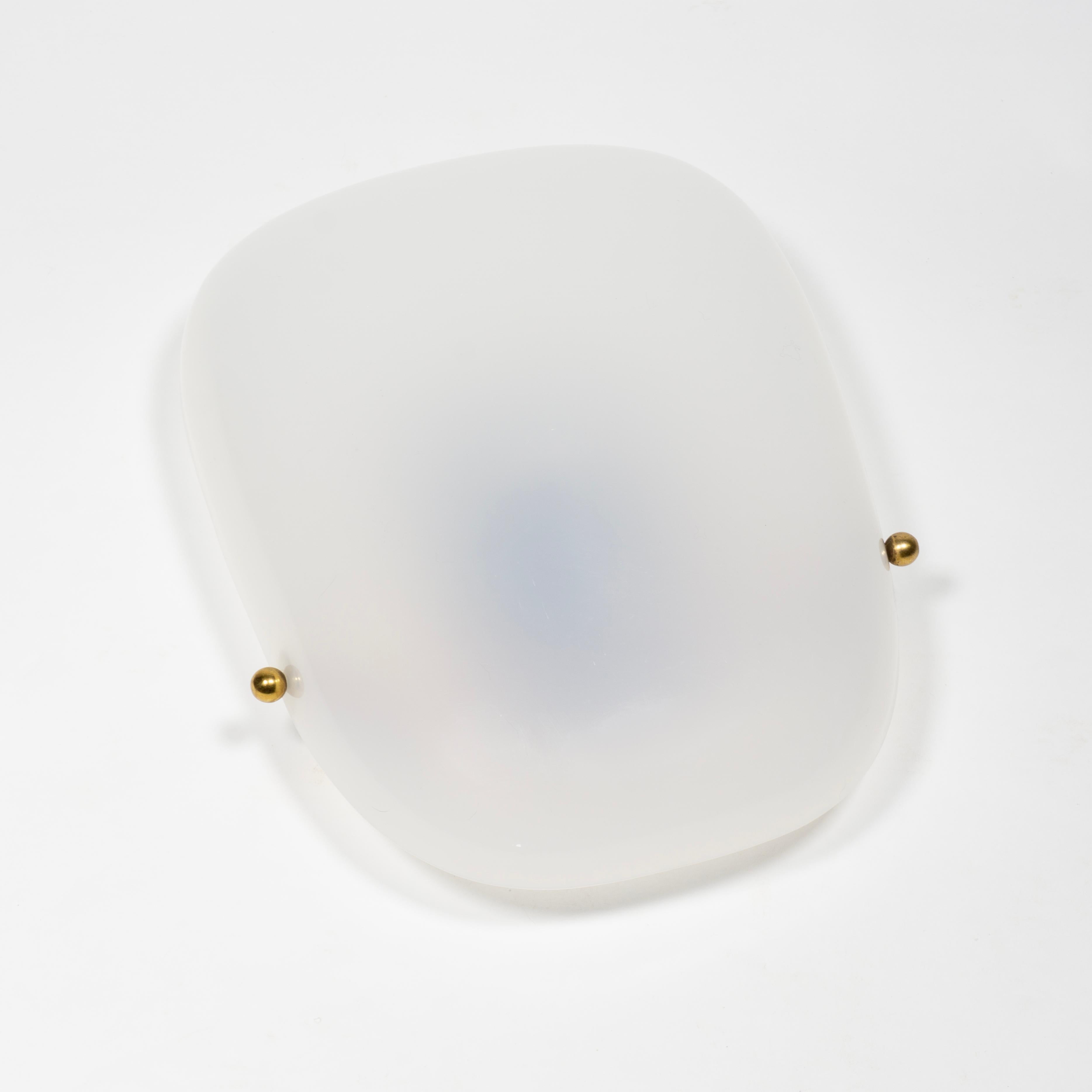 Mid-Century moderno Eleganza del set di 4 grandi lampade da parete in ottone e plexiglass del Mid-Century, anni '50 in vendita