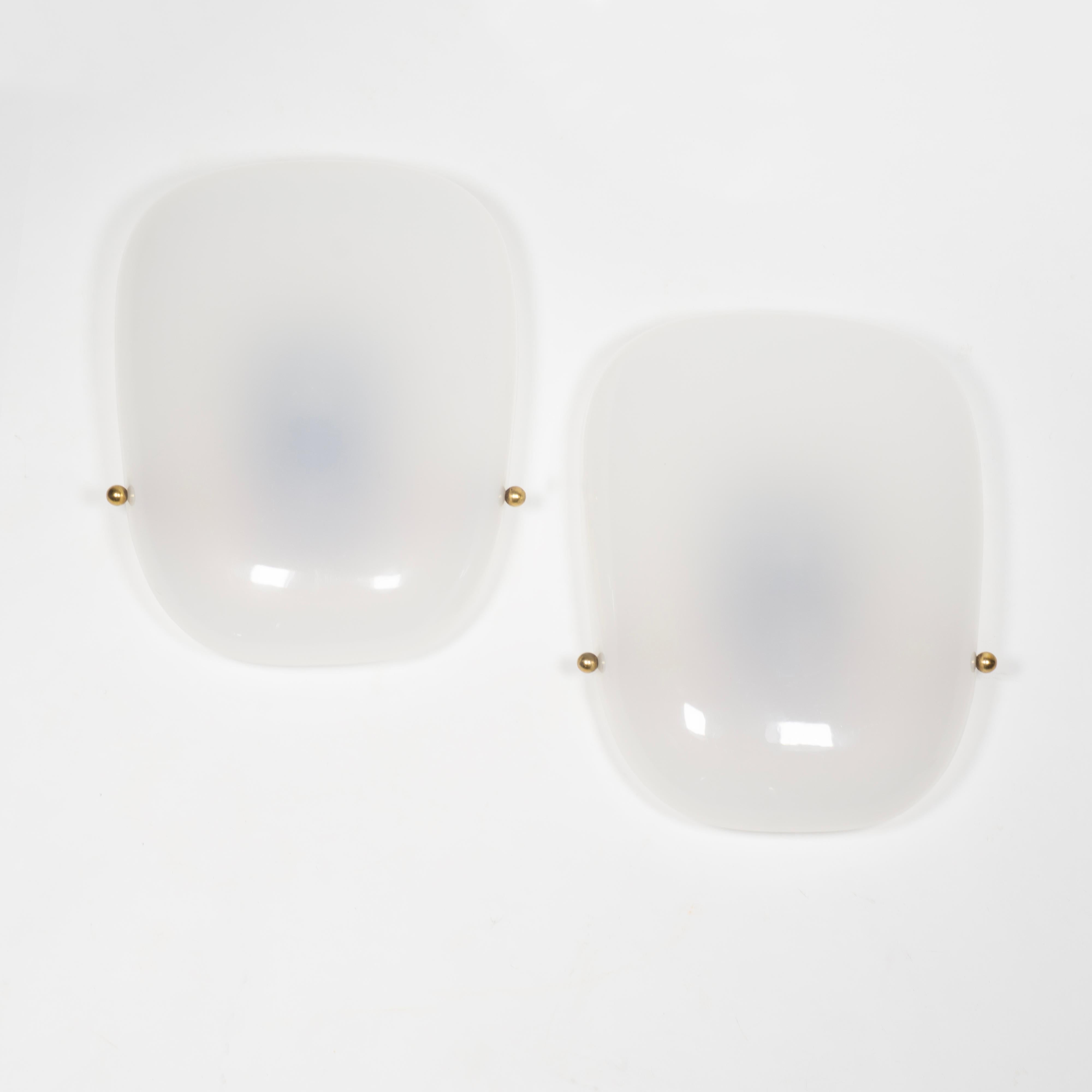 Europeo Eleganza del set di 4 grandi lampade da parete in ottone e plexiglass del Mid-Century, anni '50 in vendita