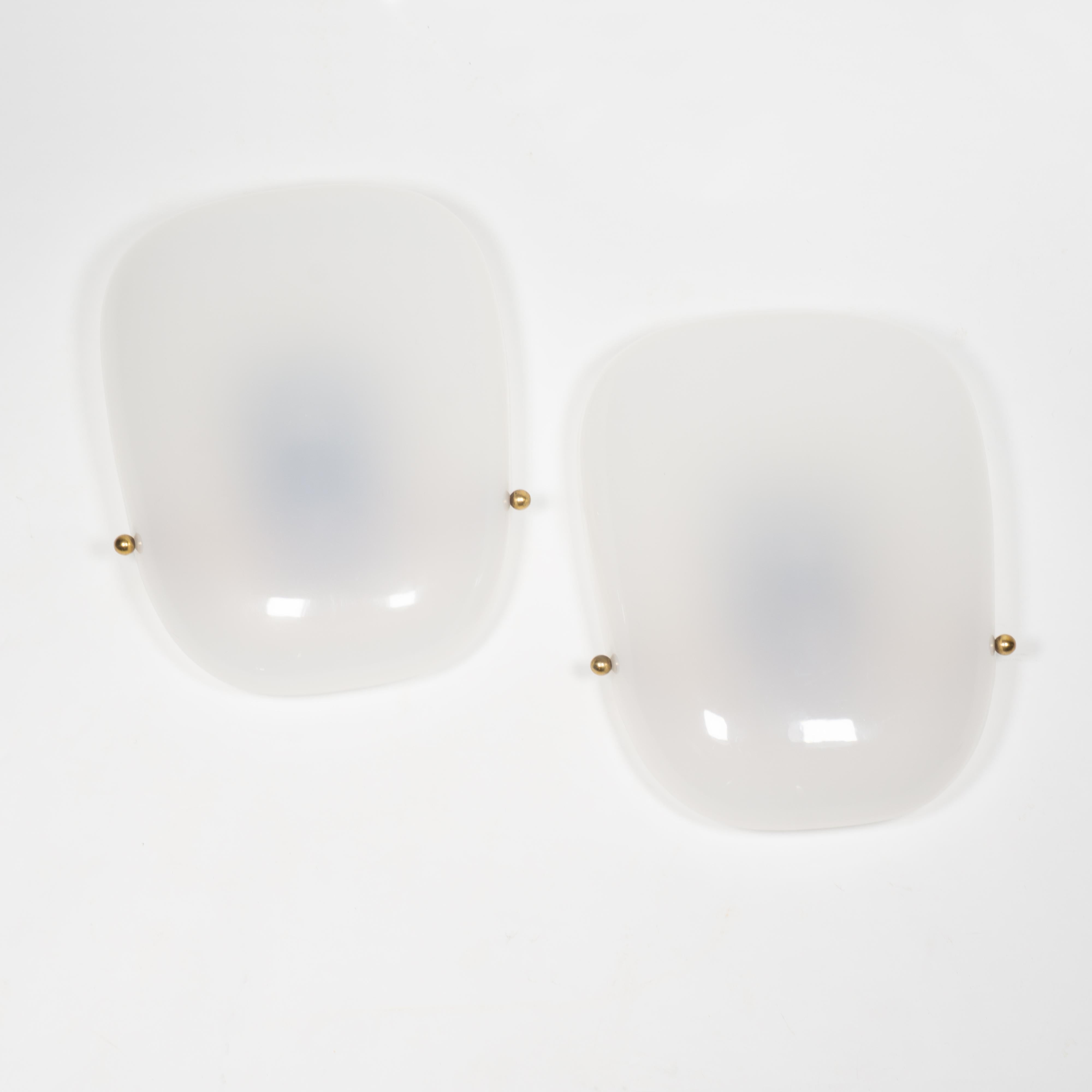 Eleganza del set di 4 grandi lampade da parete in ottone e plexiglass del Mid-Century, anni '50 In condizioni buone in vendita a Regensburg, DE