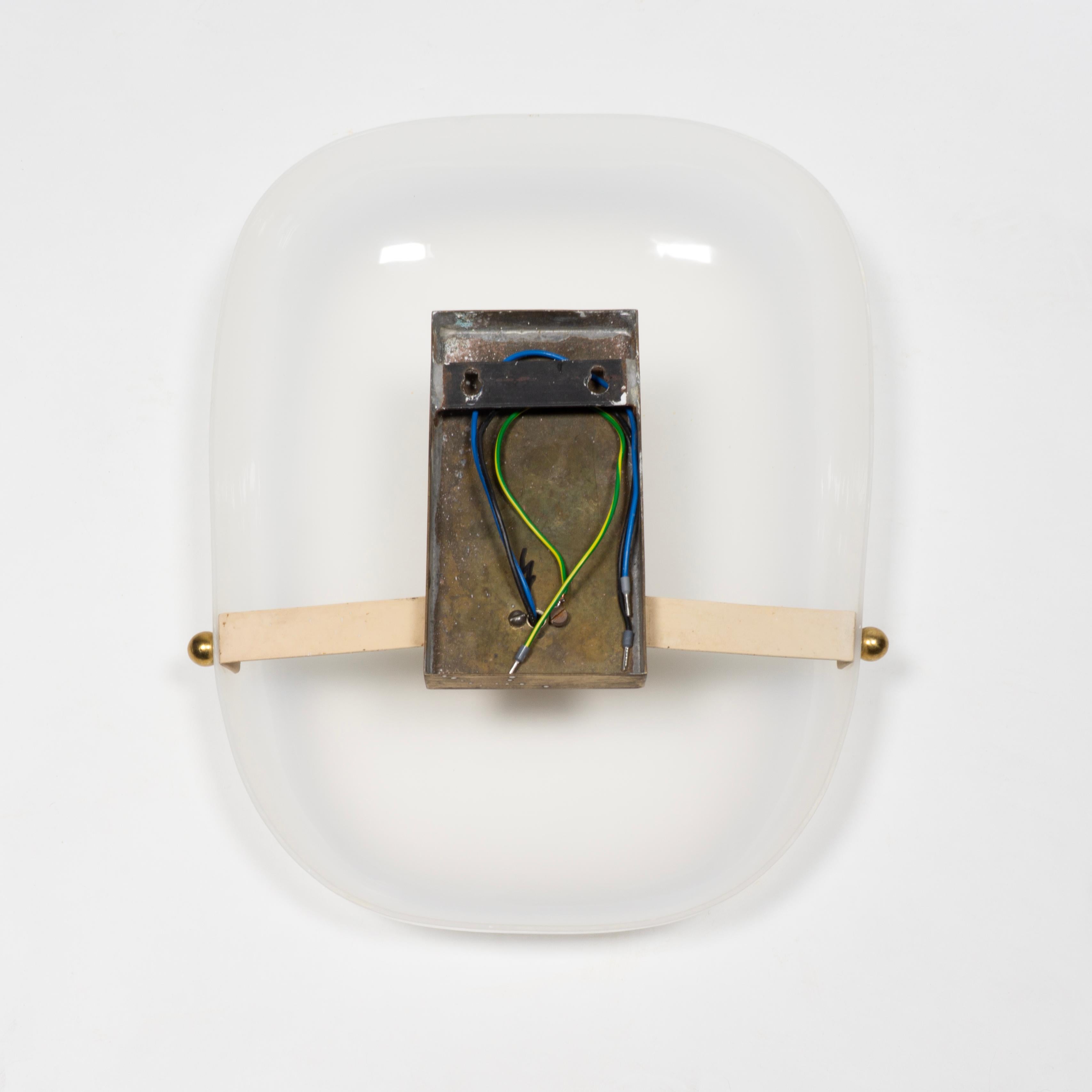 Ottone Eleganza del set di 4 grandi lampade da parete in ottone e plexiglass del Mid-Century, anni '50 in vendita