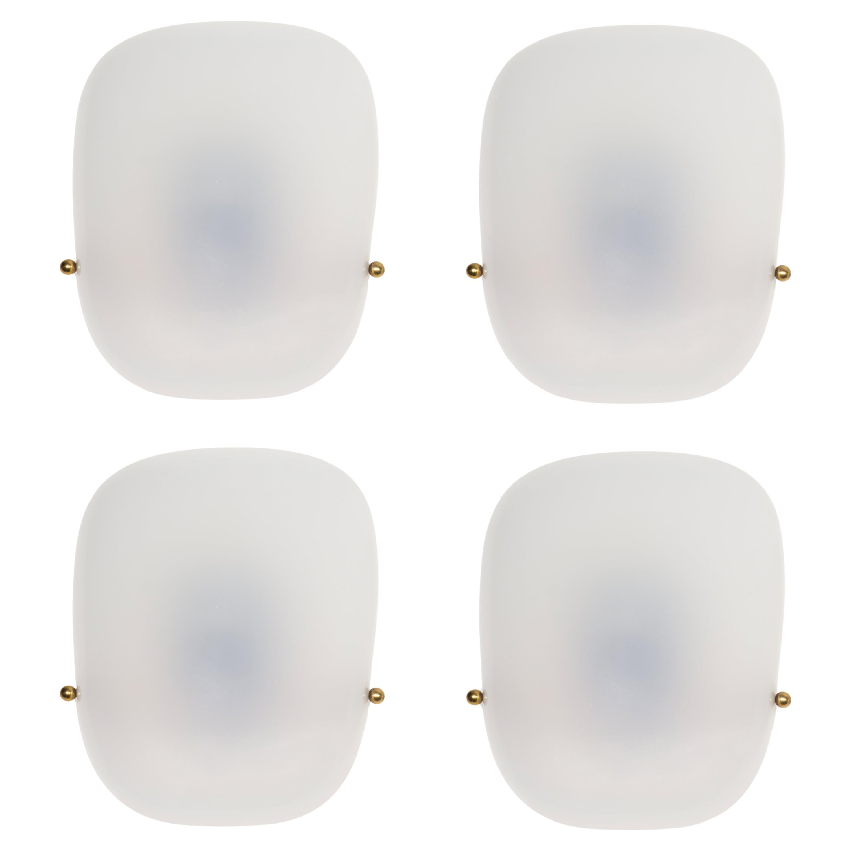 Elegantes Set von 4 großen Plexiglas-Wandleuchten aus der Mitte des Jahrhunderts aus Messing, 1950er Jahre