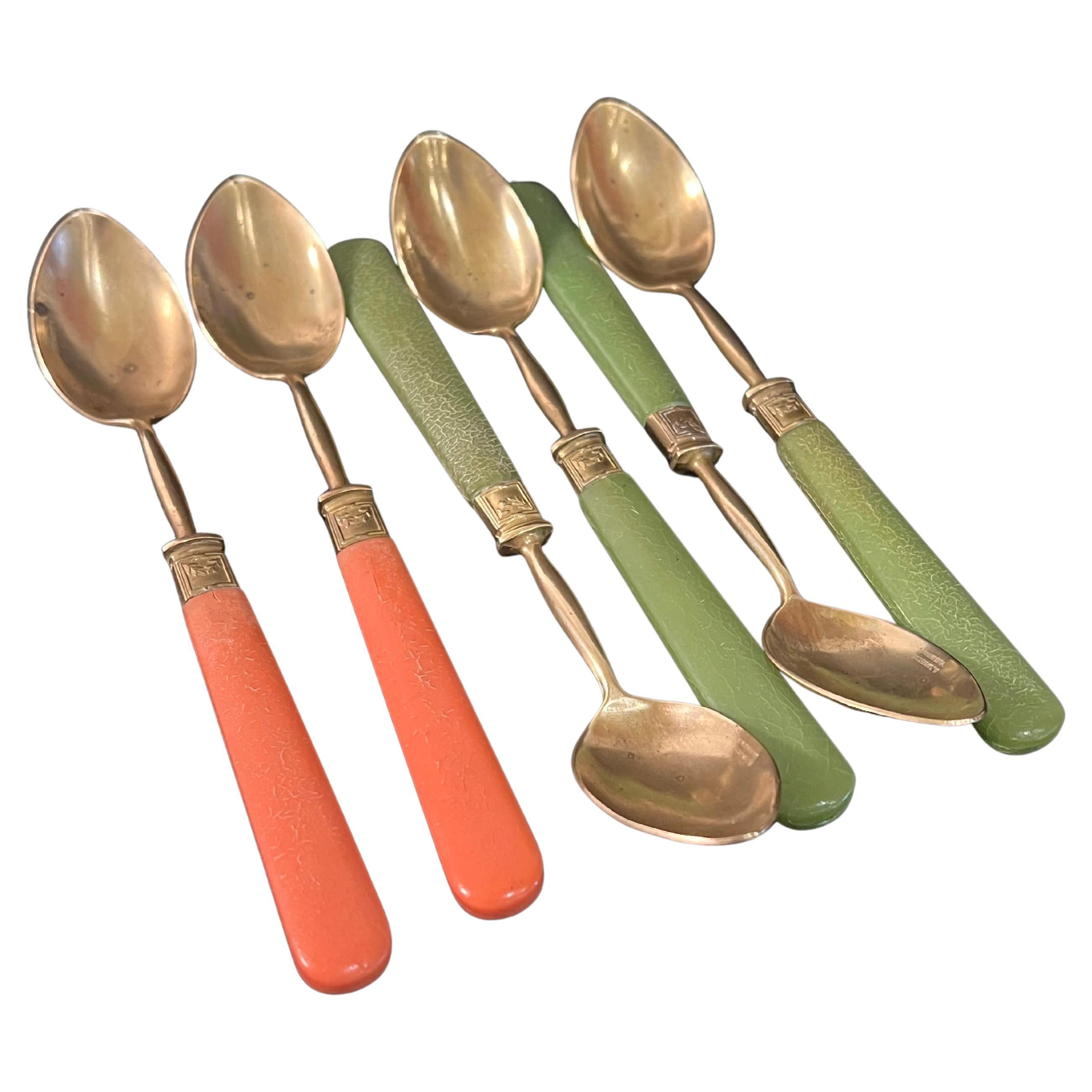 élégant set de 6 cuillères à café circa 1800 fait par Higgs de France , en laiton et celluloïd ou bakélite très collectionnable et difficile à trouver .