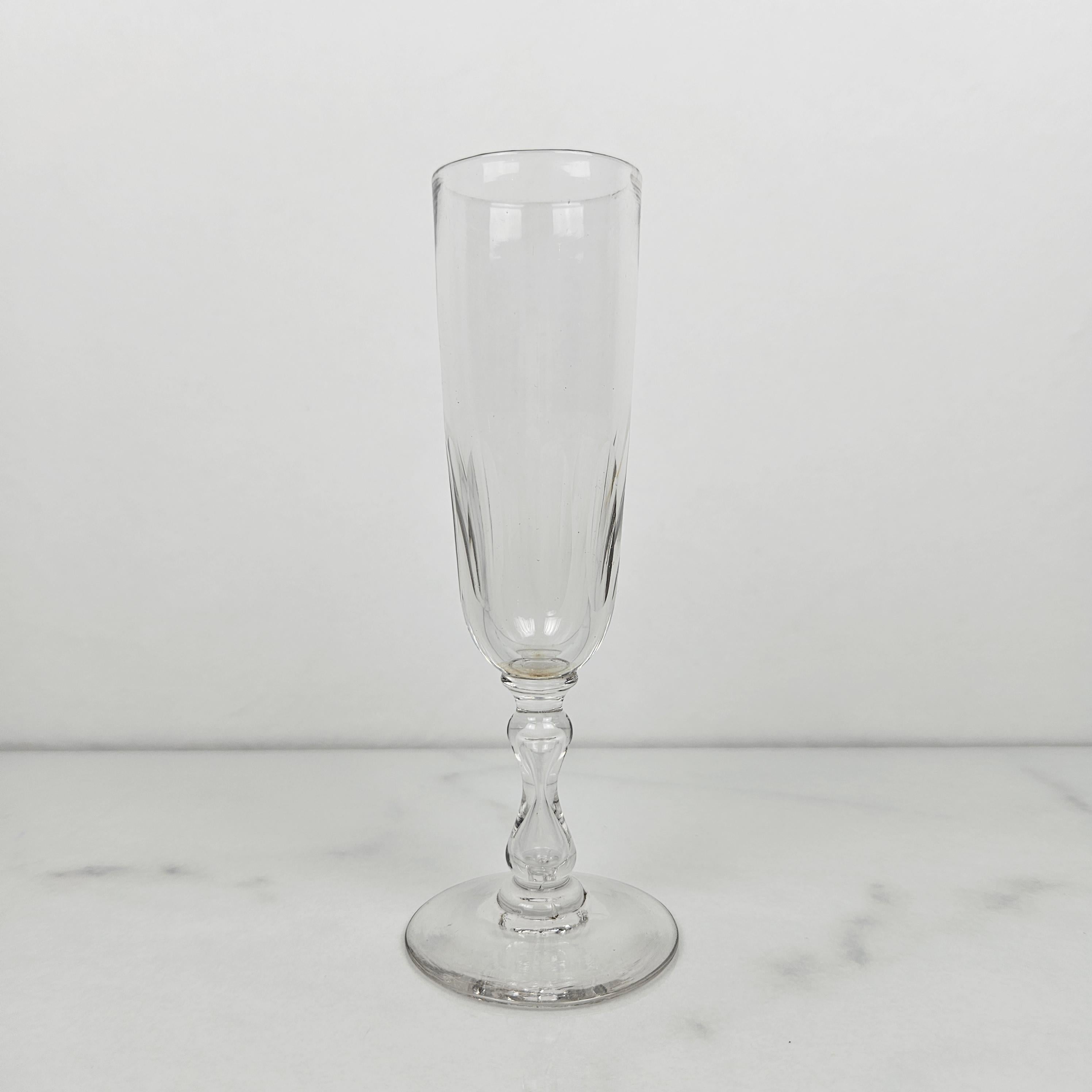 Elegant Set of 8 Antique French Hand-Blown Champagne Flutes, 1900 In Good Condition For Sale In Oud Beijerland, NL