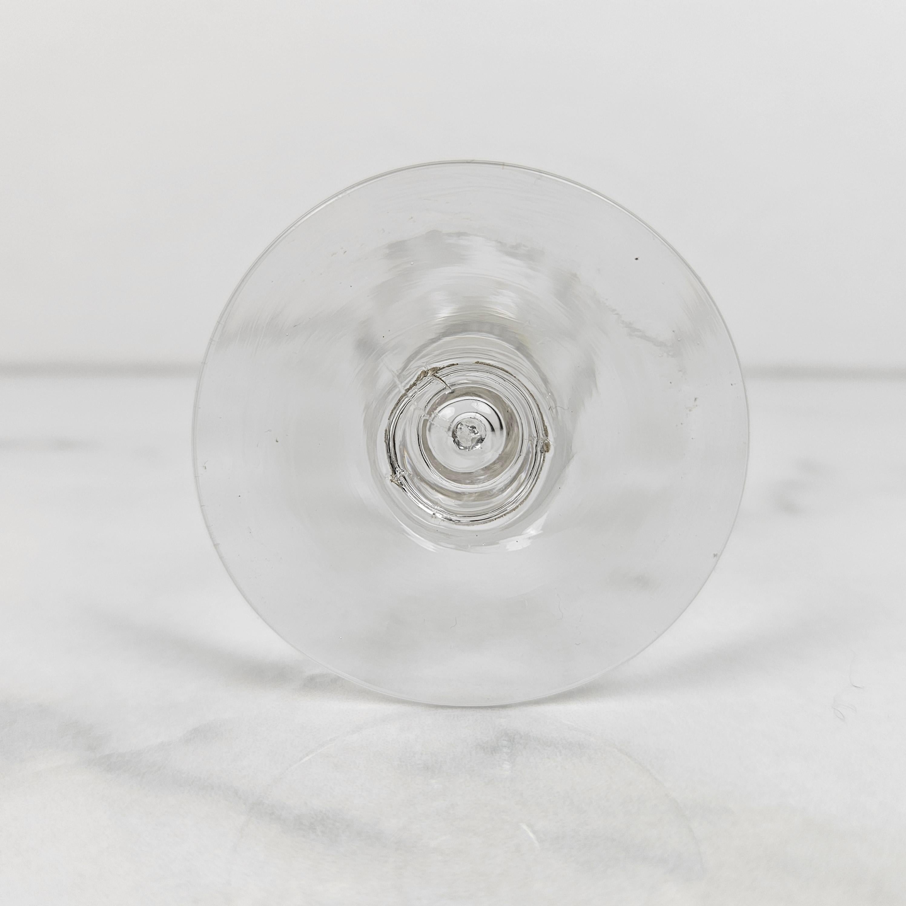 Elegant Set of 8 Antique French Hand-Blown Champagne Flutes, 1900 For Sale 2