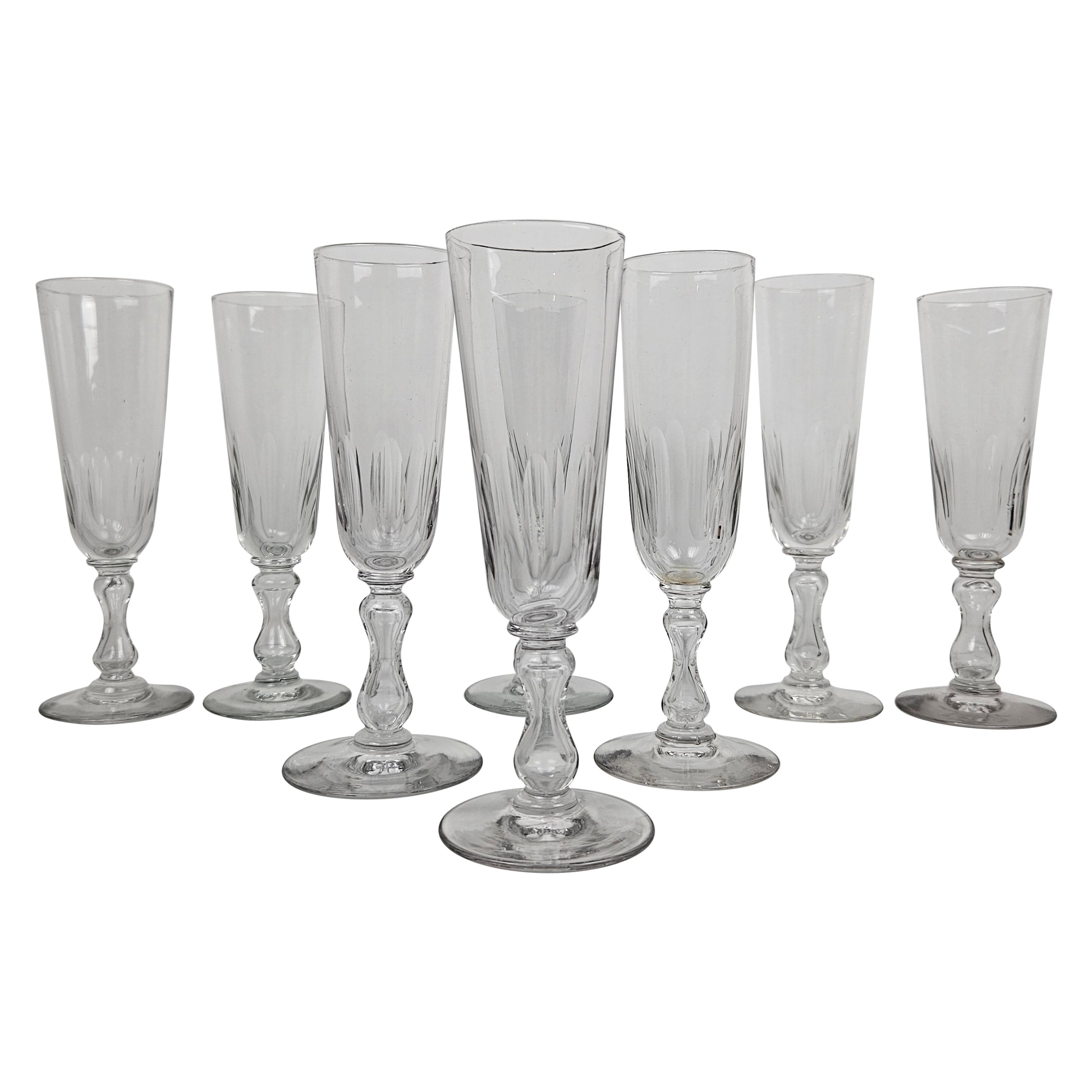Elegantes Set von 8 Antique French mundgeblasenen Champagnerflöten, 1900