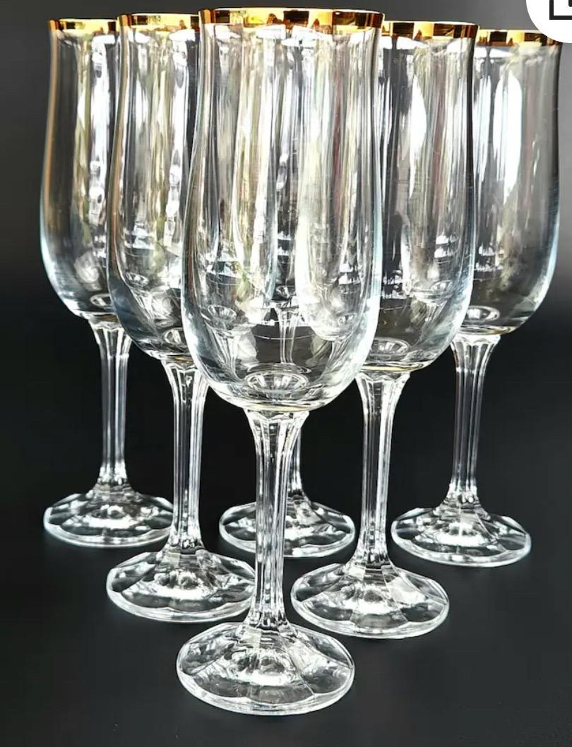 Hollywood Regency Élégant ensemble de 8 champagnes cannelés Geneve par Bohemia avec bordure en cristal doré en vente