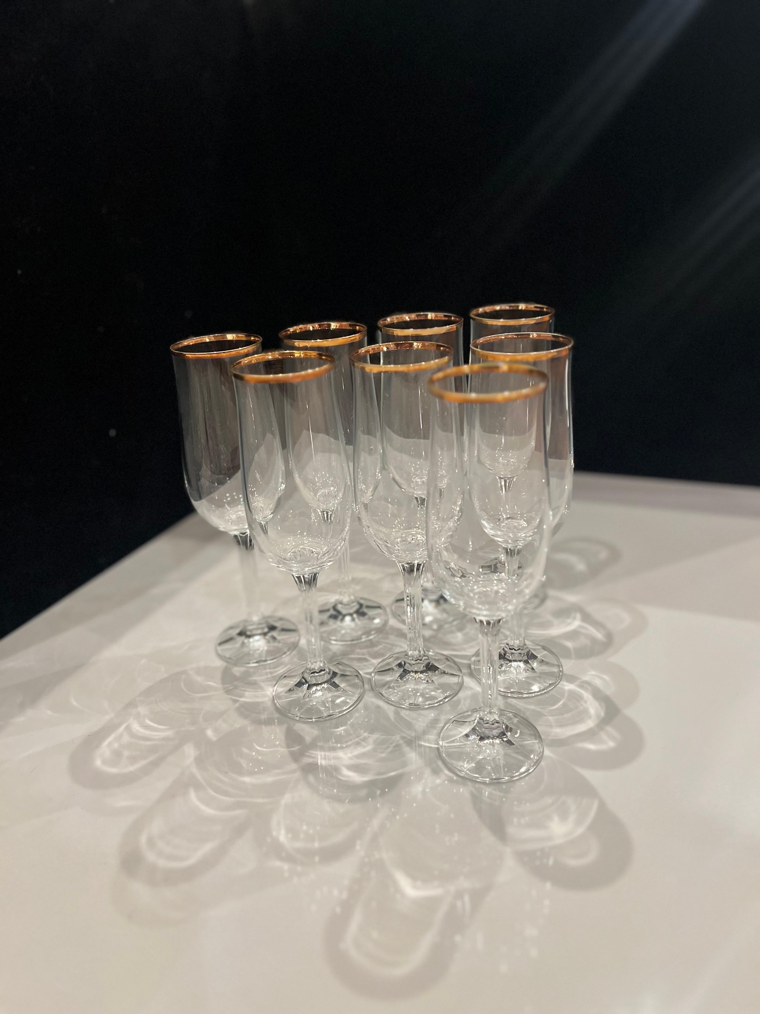 Eleganter 8er-Set geriffelter Champagner Geneve von Bohemia Crystal, Goldring mit geriffeltem Rand (20. Jahrhundert) im Angebot