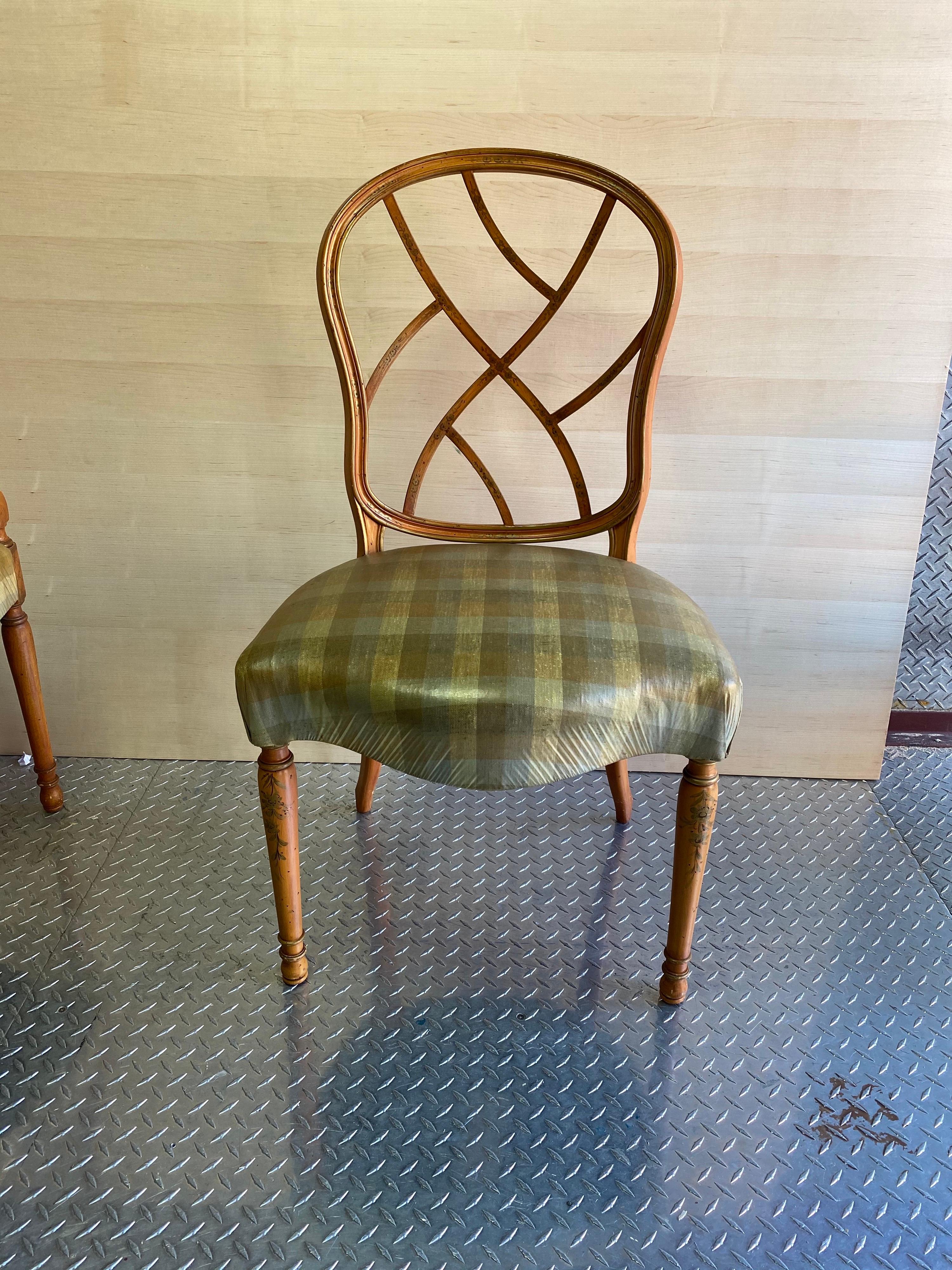 Un raffinato set di 8 sedie da pranzo French Country con dettagli e lavorazioni in legno di pregio. Le sedie sono state ornate con stencil a mano di botaniche di squisita applicazione, un grande tocco di gioia di vivere e di eleganza che ben si