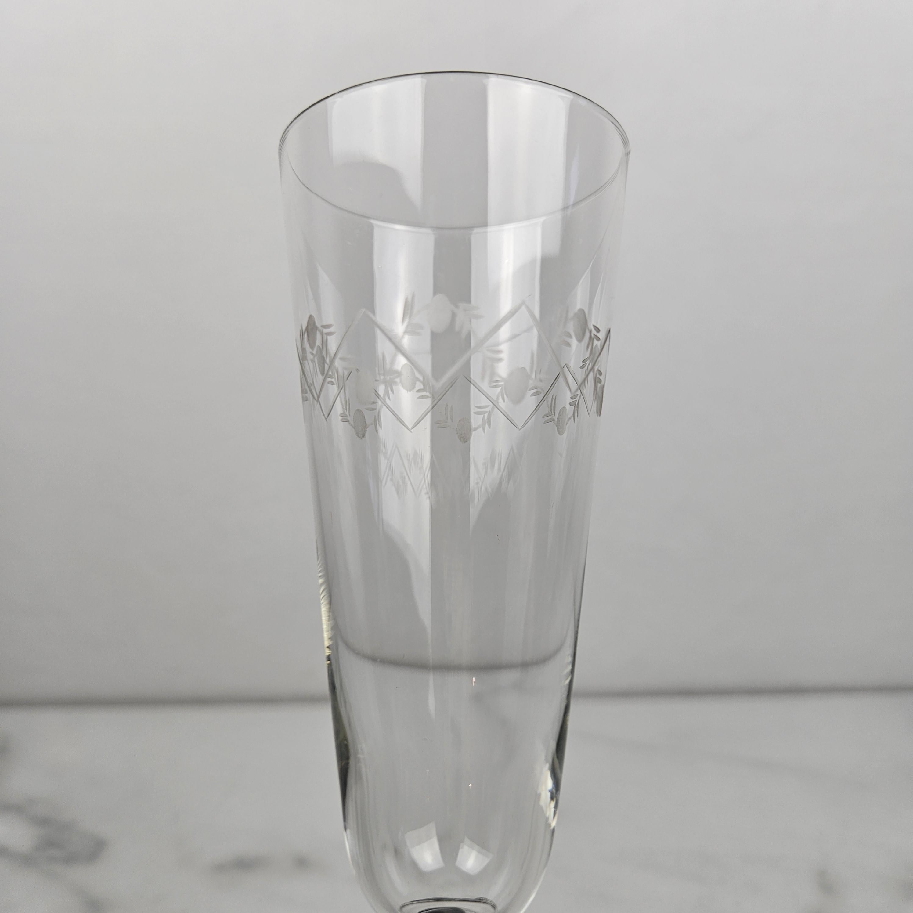 Elegant ensemble de 9 flûtes à champagne en cristal soufflé à la main Antique French en vente 2