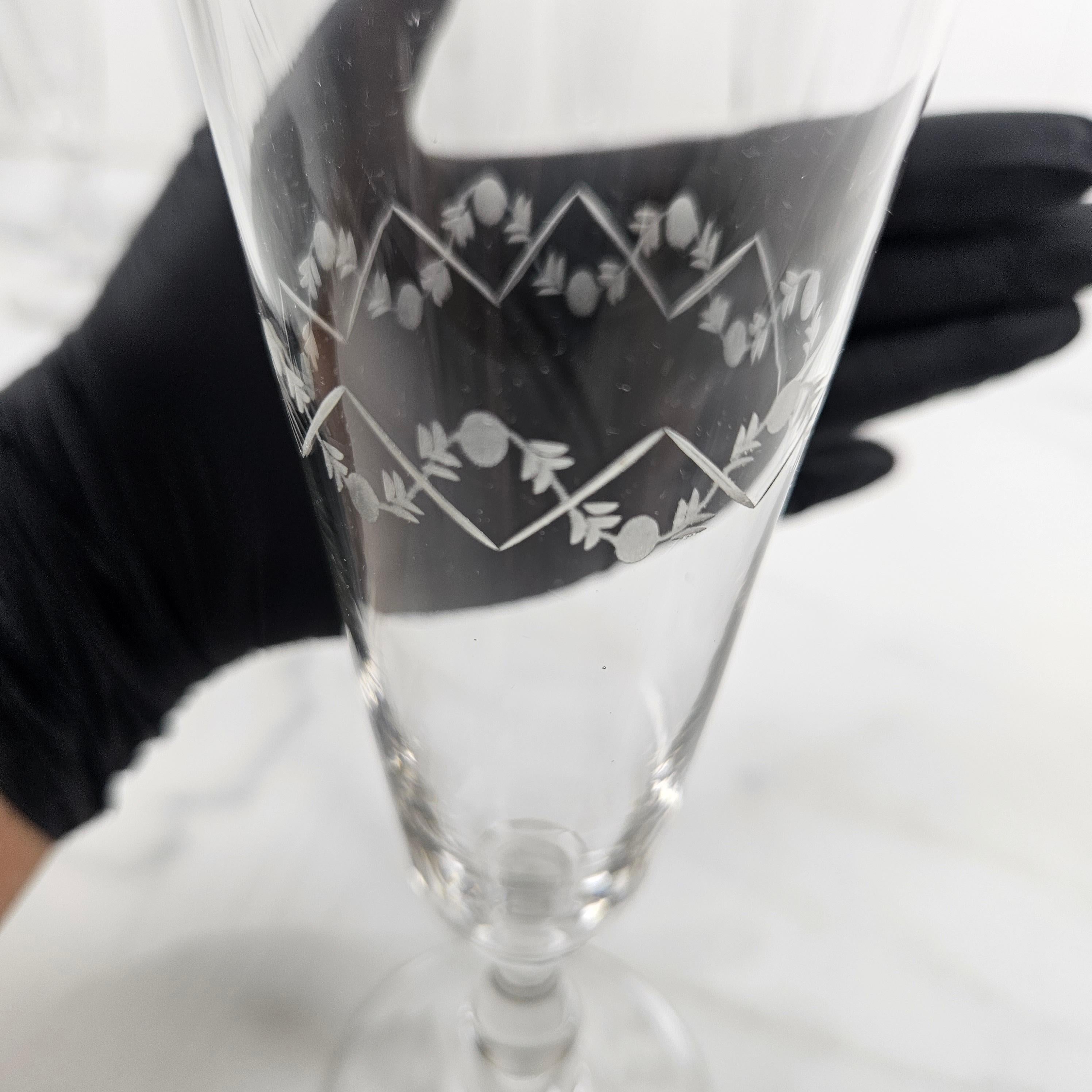 Elegant ensemble de 9 flûtes à champagne en cristal soufflé à la main Antique French en vente 3