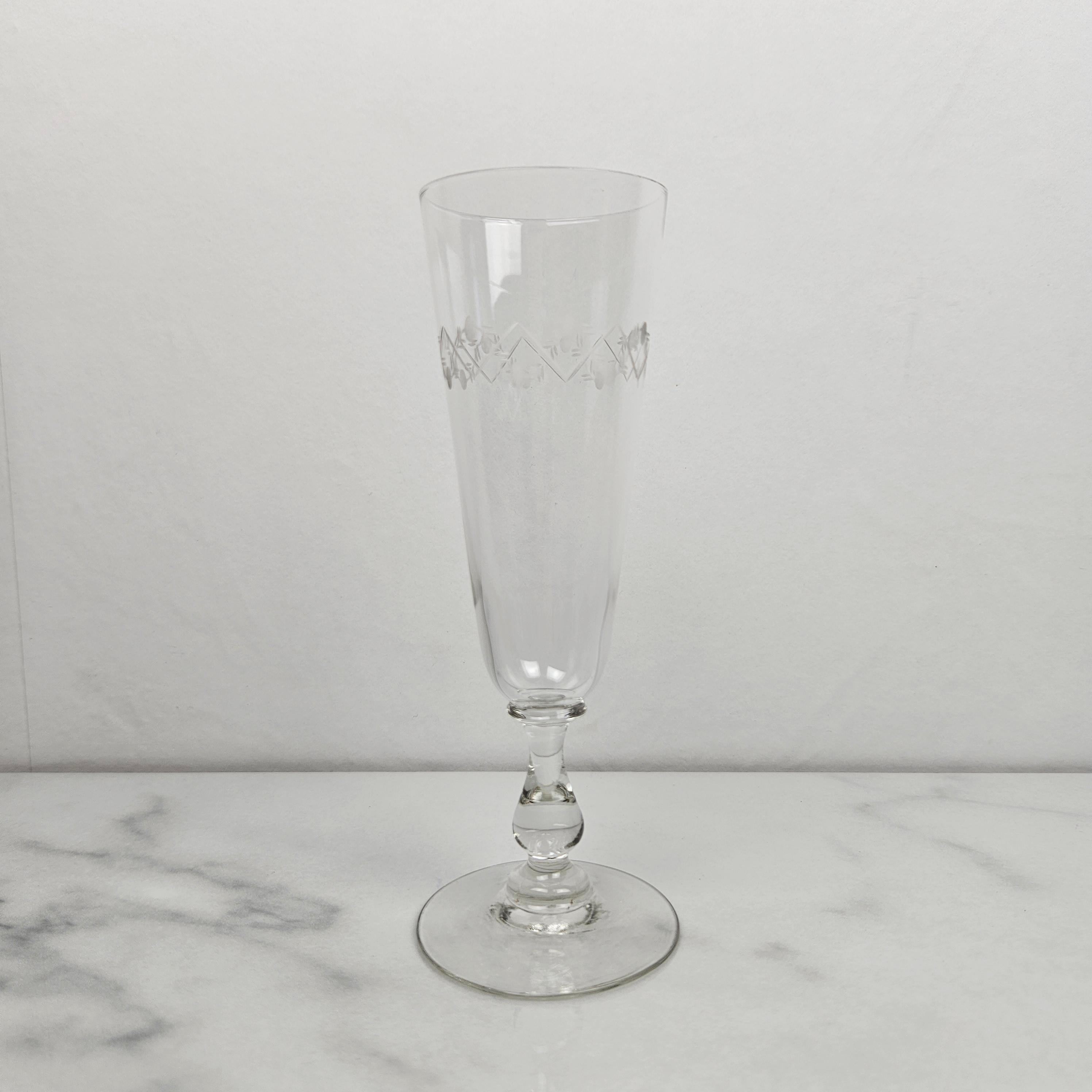Français Elegant ensemble de 9 flûtes à champagne en cristal soufflé à la main Antique French en vente