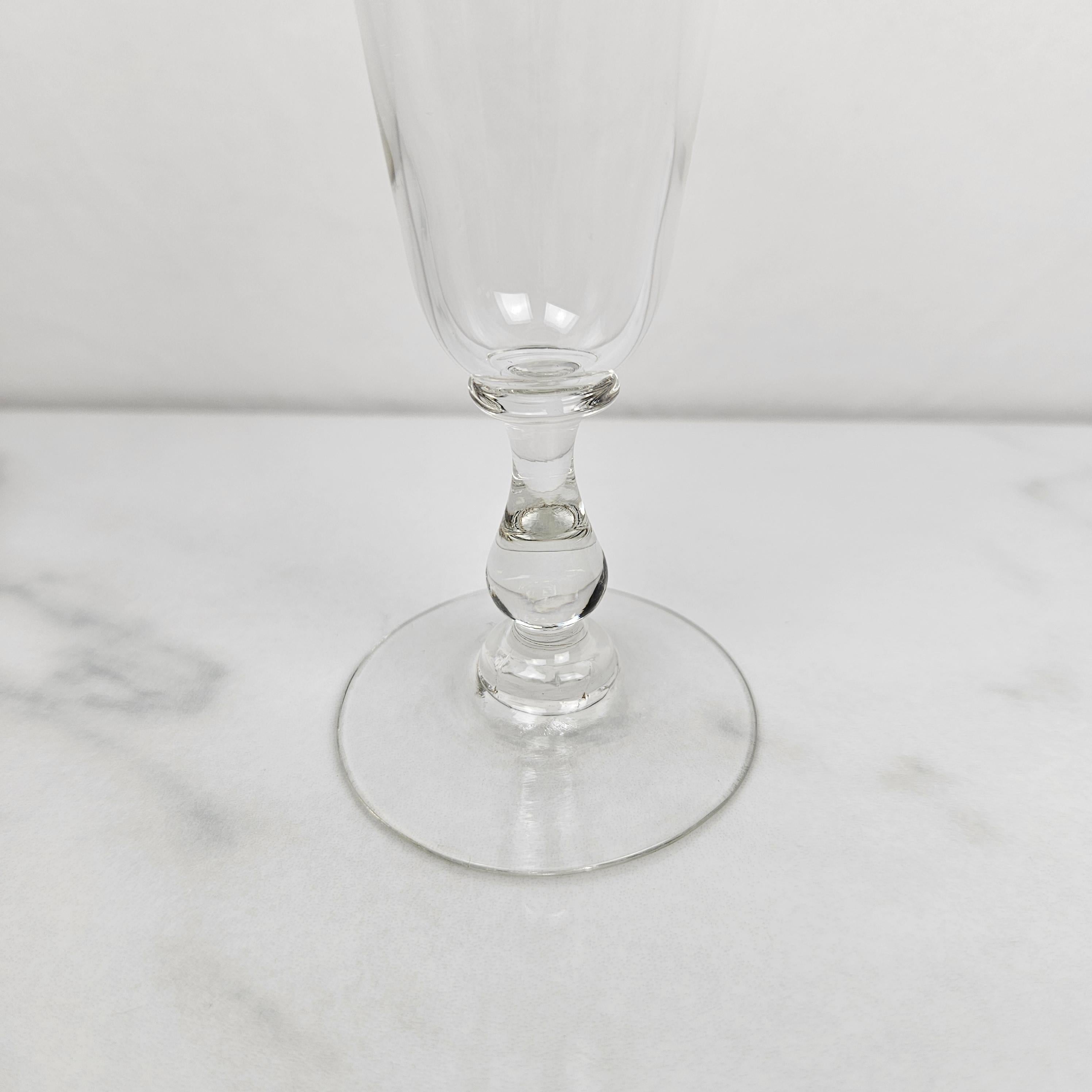 Fait main Elegant ensemble de 9 flûtes à champagne en cristal soufflé à la main Antique French en vente