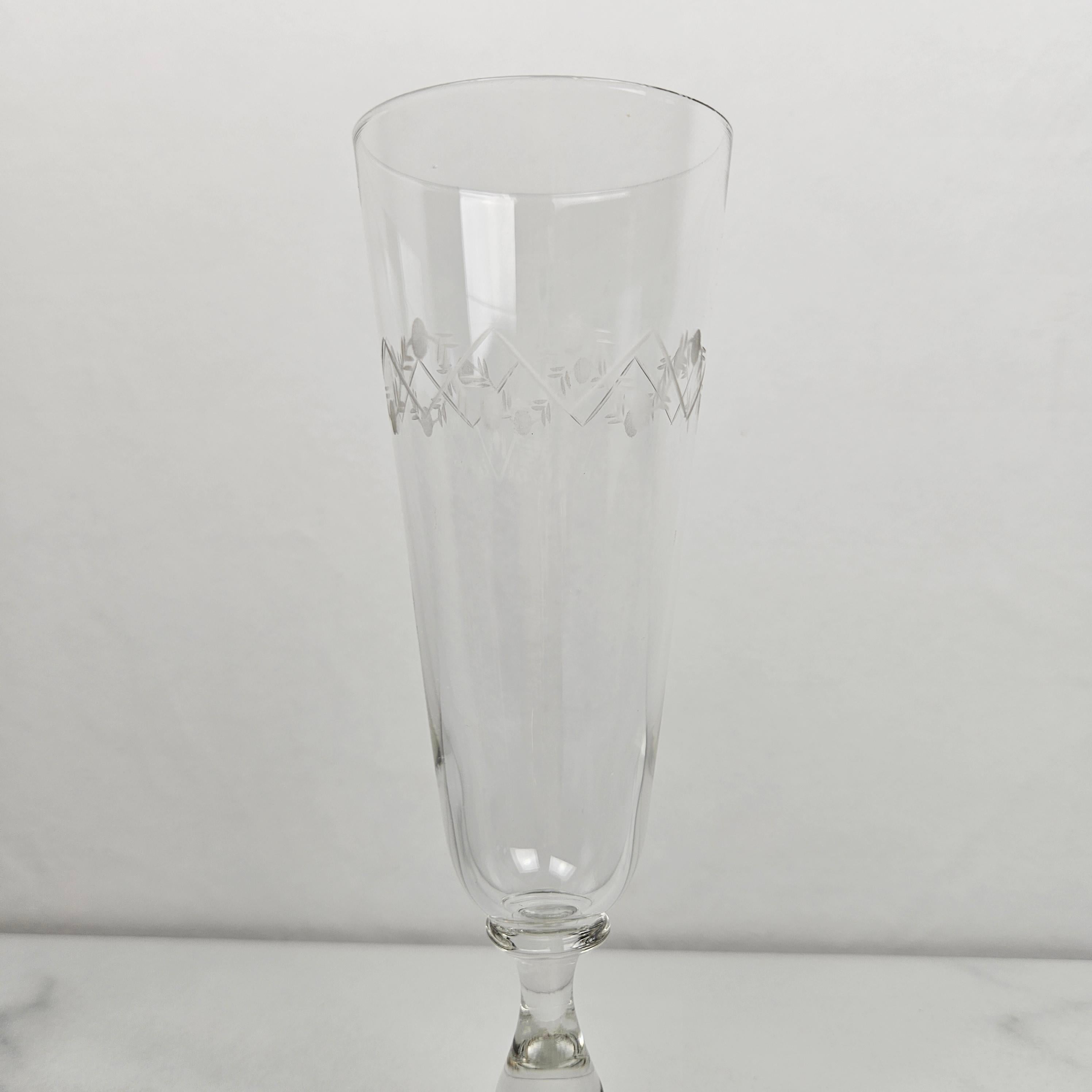 Elegant ensemble de 9 flûtes à champagne en cristal soufflé à la main Antique French Bon état - En vente à Oud Beijerland, NL