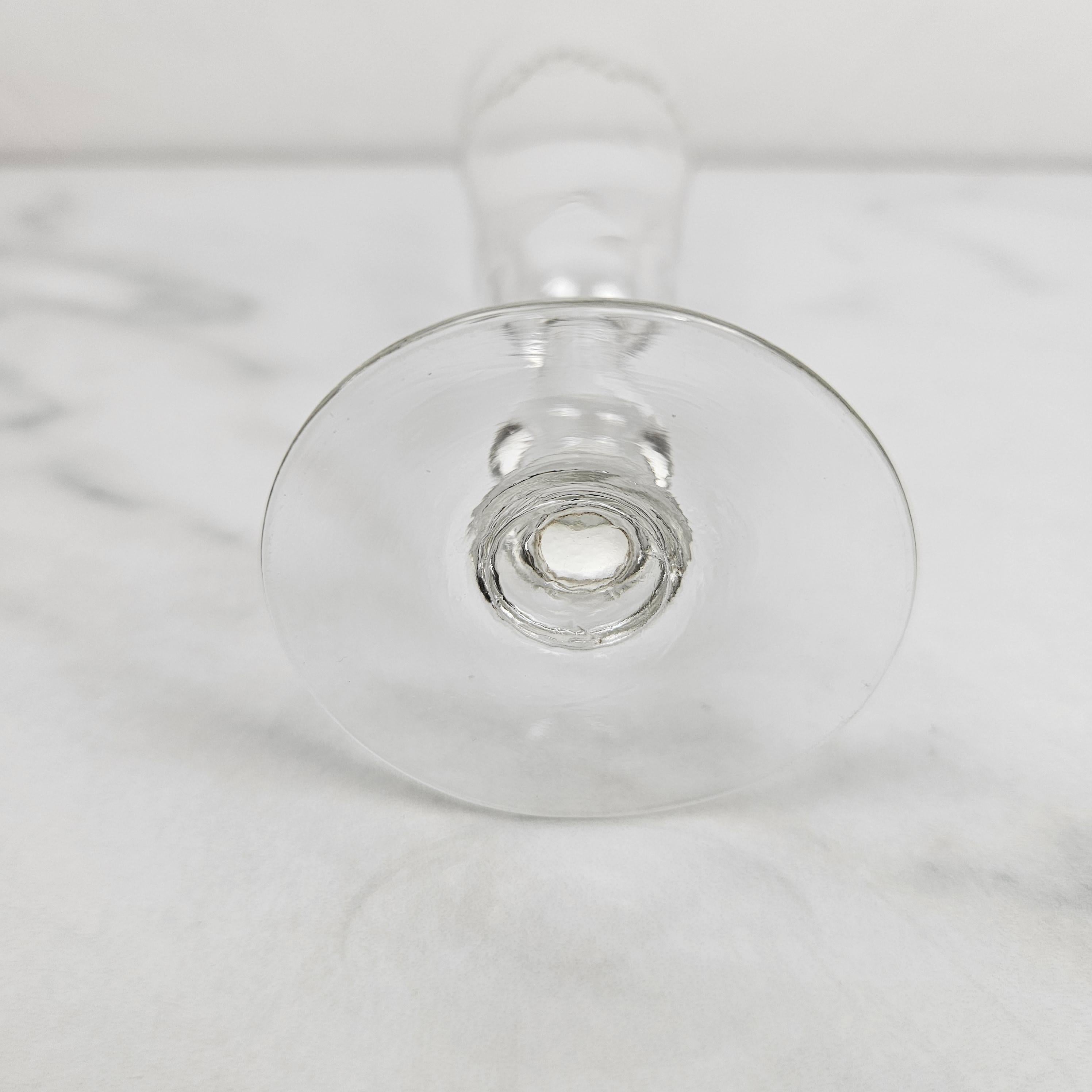 Fin du XIXe siècle Elegant ensemble de 9 flûtes à champagne en cristal soufflé à la main Antique French en vente